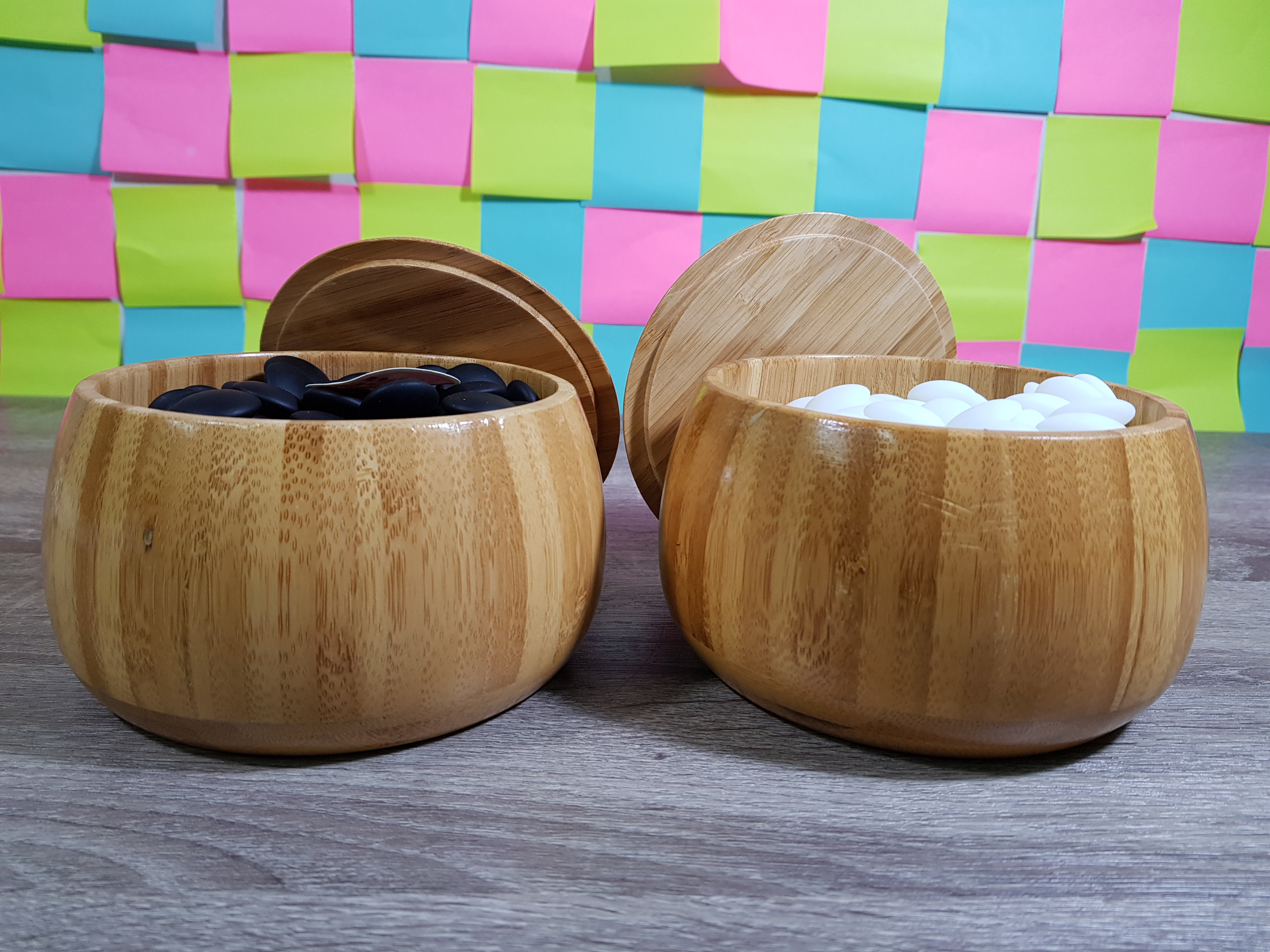 เม็ดหมากล้อมหินแบบนูนสองด้านอย่างดีพร้อมโถไม้ Toreya