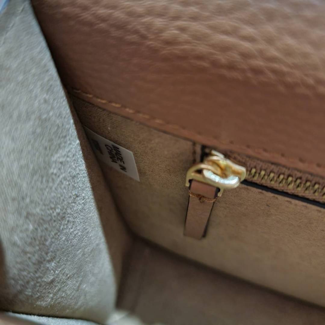 TORY BURCH MILLER SHOULDER BAG รุ่นยอดนิยม รุ่นหายาก รุ่นที่สาวๆตามหา ใบนี้เลย!! สวยหรู ผู้ดีทุกสี กระเป๋าสะพายไหล่ ดีไซน์อยู่ทรง คลาสสิคแฝงความหรูด้วยโลโก้สีทองอร่ามโดดเด่น วัสดุหนัง pepble สลับหนังวัวแท้ เปิด-ปิดด้วยกระดุมแม่เหล็ก ภายในโล่งกว้างมาก แบ่ง