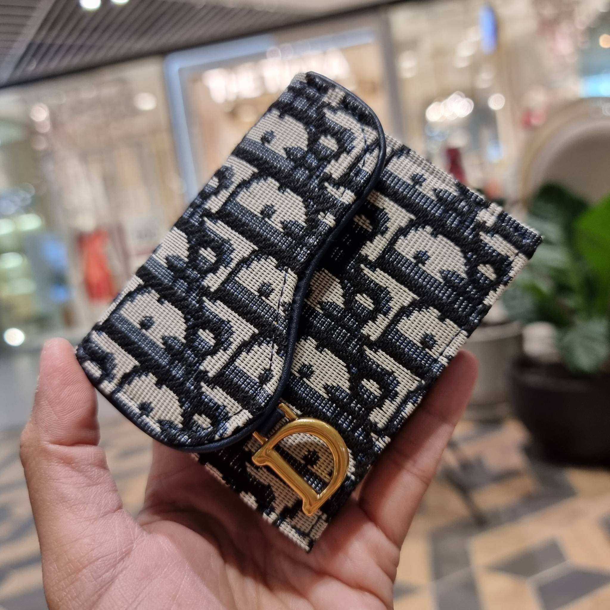 VIP 】CD MULTI WALLET WITH GWP กระเป๋าสตางค์ขนาดเหมาะมือ กะทัดรัดไม่กินพื้นที่ พรีเมี่ยมกิ๊ฟจากเคาน์เตอร์ ดีไซน์แบบพับ ใช้งานง่าย น่ารักน่าใช้จริงๆ วัสดุผ้าแคนวาสปักลาย สลับหนังแท้ภายใน ภายในมีช่องใส่บัตร ใส่ธนบัตรได้ สะดวกใช้มากๆ มาพร้อม box set ในราคาที่