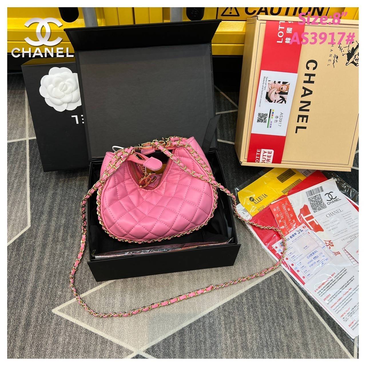 Chanel Pouch Hot item 2023 กระเป๋าสะพายกึ่งพอช ใบเล็กน่ารักน่าใช้ ถือไปไหนก็อัพลุคปัง วัสดุหนังแกะ สัมผัสนิ่มมือ หูจับในตัว ปรับได้อีกเล็กน้อย มาพร้อมสายสะพายโซ่ ความยาวกำลังดี