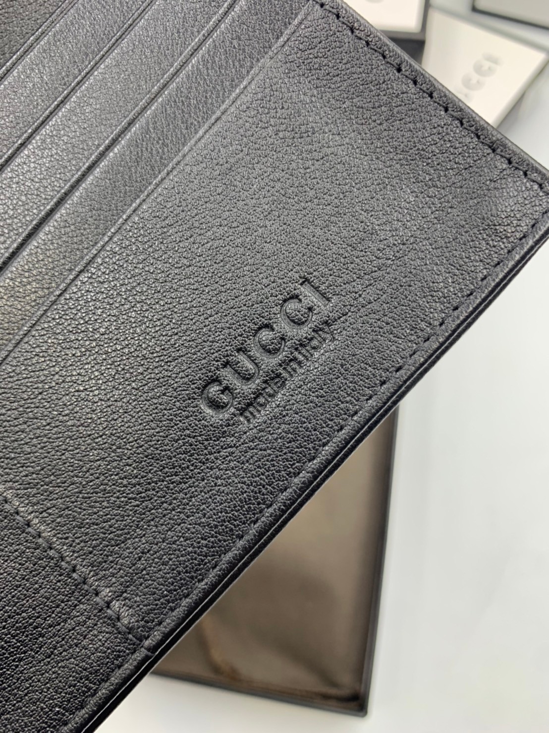 GUCCI MEN WALLET / GUCCI LONG WALLET / GUCCI WALLET กระเป๋าสตางค์ใบยาวผู้ชาย งานหนังแท้ ผสมผสานความสง่างามและคลาสสิกที่เข้ากับยุคสมัย ด้านหน้าโดดเด่นด้วยซิกเนเจอร์แบรนด์ เป็นอีกหนึ่งรุ่นที่ดาราเชเลปใช้กันเยอะมาก พร้อมส่งที่ไทย ภาพสินค้าถ่ายจากงานขายจริง ใ