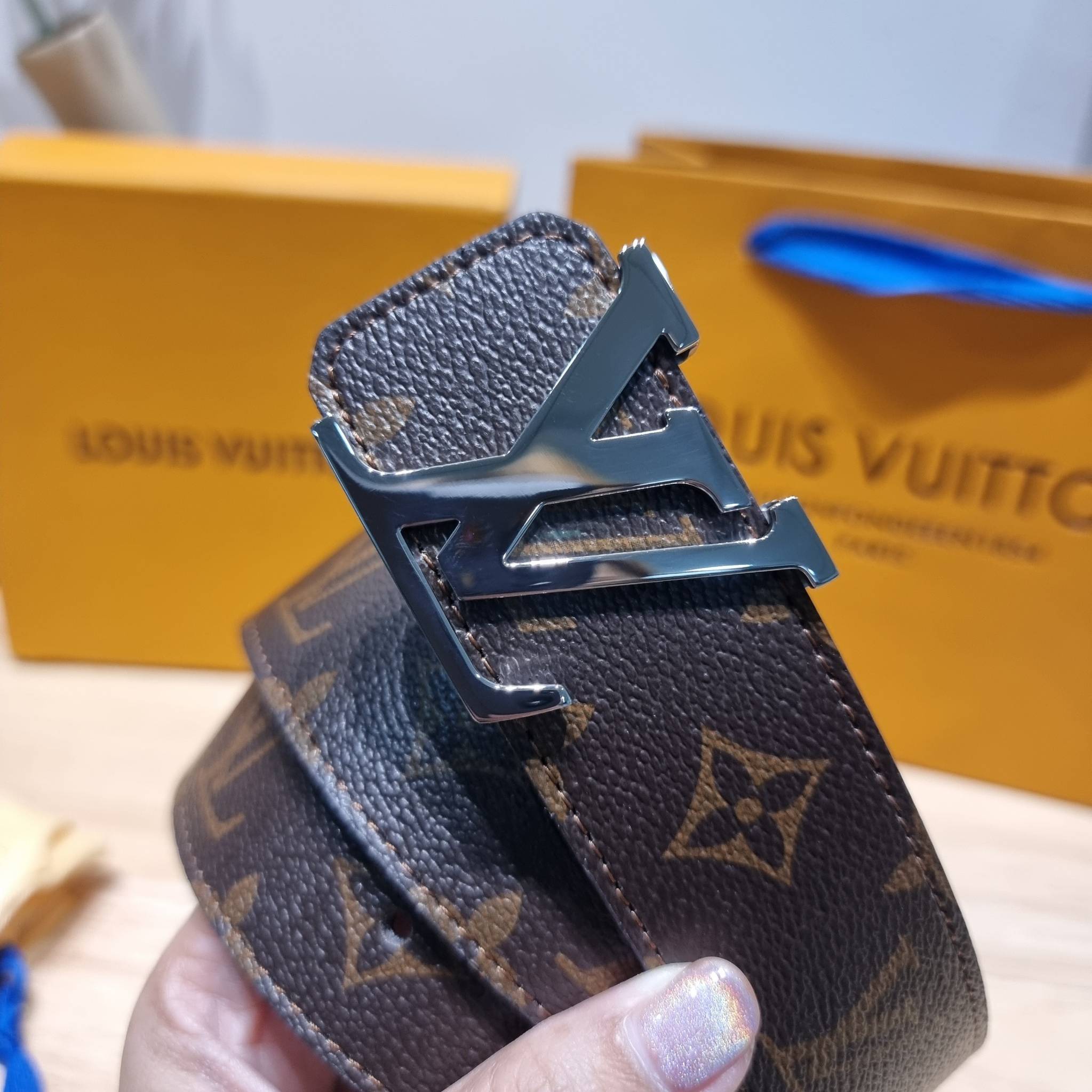 LV Belt Monogram / Silver- Gold เข็มขัดสุดคลาสสิค เรียบง่าย ผู้ดี เป็นซิกเนเจอร์ ด้วยดีไซน์ที่เป็นอมตะ หัวเข็มขัด solid steel อะไหล่ทองและอะไหล่เงินโดดเด่น