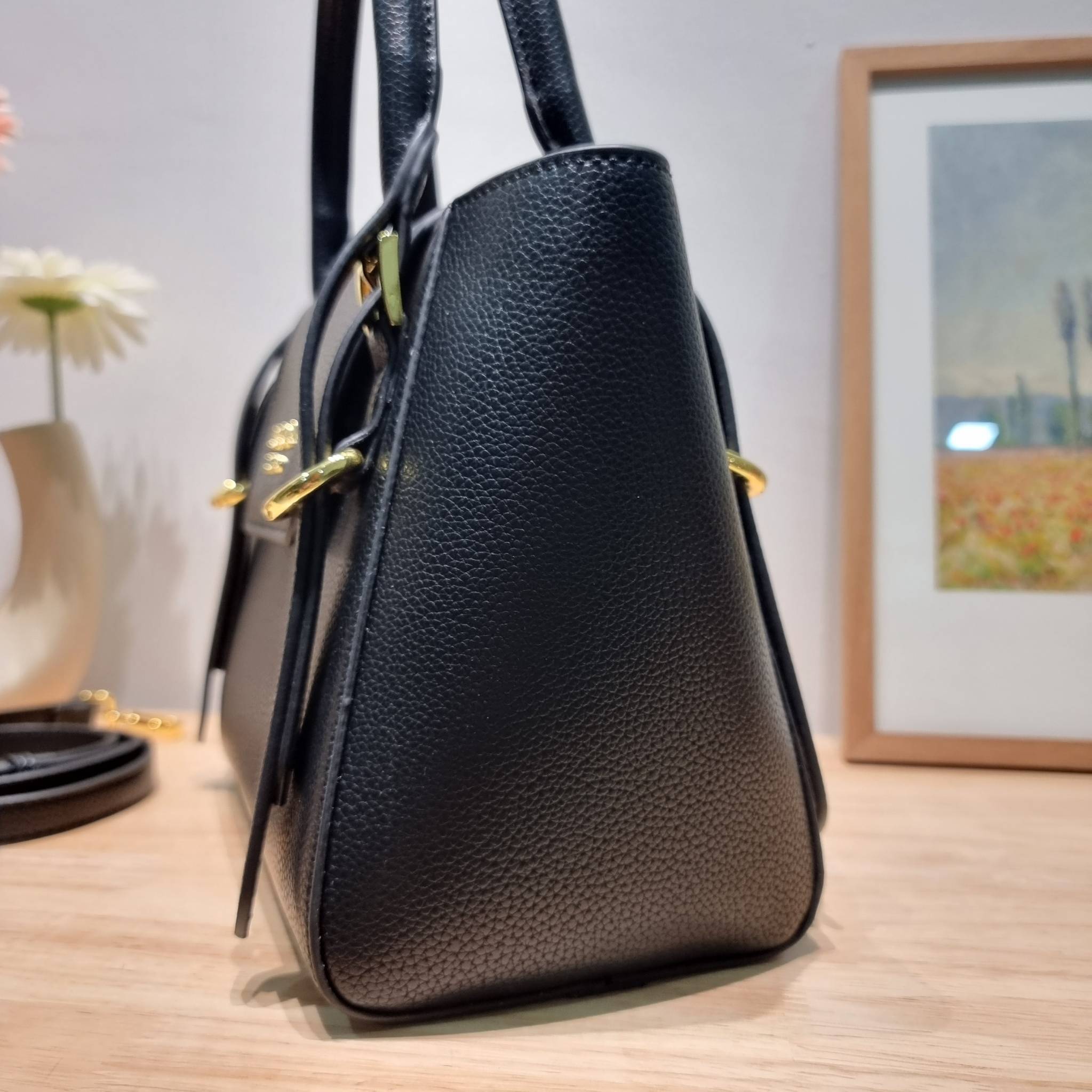 PRADA Saffiano leather bag / Prada leather bag กระเป๋าถือ/สะพายล่าสุด ที่ดีไซน์เรียบหรู สวยคมชัด เต็มไปด้วยดีเทลน่าใช้ สายคล้องไหล่ที่สามารถถอดออกได้