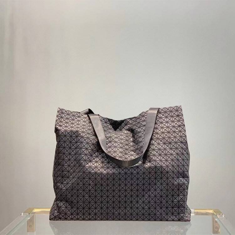 ORI 🥂 Baobao Issey Miyake Cart geometric tote bag / Miyake Cart Tote Bag รูปทรงที่สร้างขึ้นโดยบังเอิญ' เสื้อผ้าที่มีโครงสร้างและได้รับการออกแบบทางวิศวกรรมอันเป็นเอกลักษณ์ของแบรนด์ ส่งต่อไปยังเครื่องประดับที่น่าประทับใจและไร้กาลเวลาเหล่านี้ กร