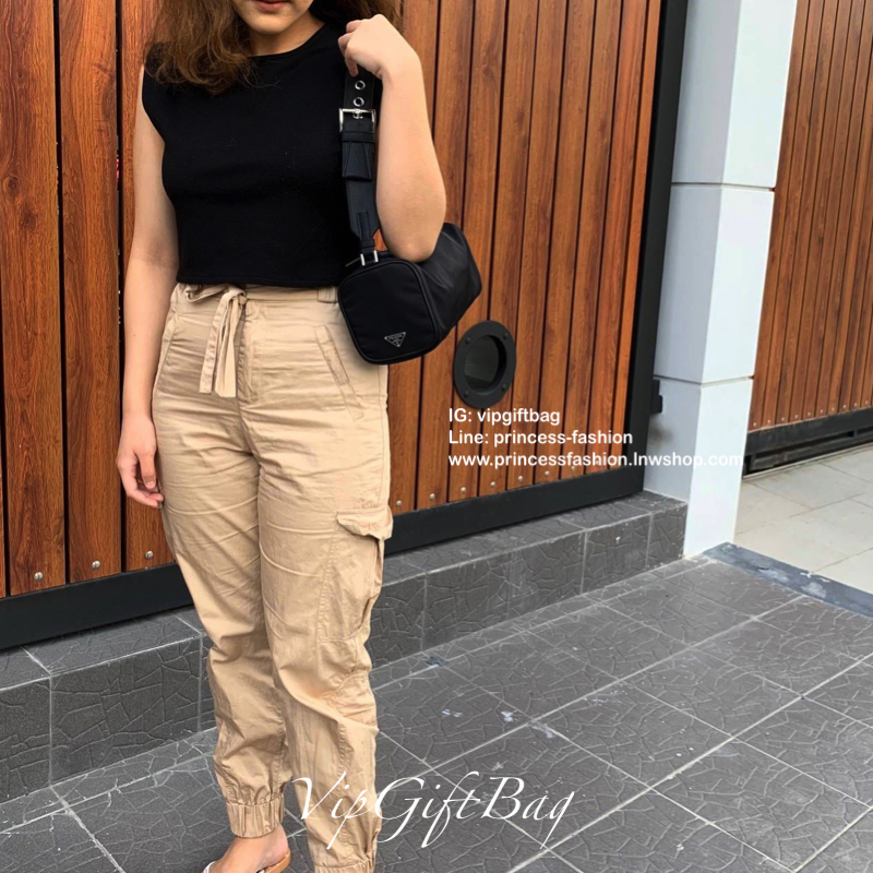 New Arrival Prada Handbag New Collection 2019 วัสดุทำจากผ้า Nylon กันน้ำได้คะ เปิดปิดด้วยซิป อะไหล่เงินทั้งใบ ด้านข้างประดับด้วยโลโก้แบรนด์ เห็นใบเล็กๆ จุของได้เยอะมากคะ กระเป๋าตังค์ยาว เครื่องสำอางค์ เหลือๆ คะ ด้านในบุผ้าลายแบรนด์ มีช่องซิป และ โลโก้แบรน