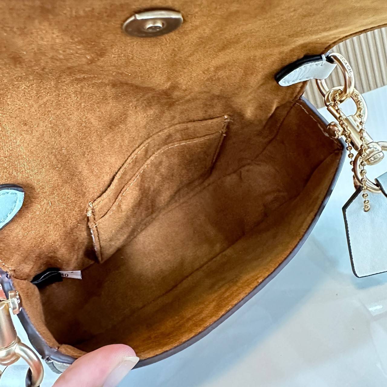 Coach Mini Josie Top Handle Crossbody In Blocked Signature Canvas (cc340) ใหม่ล่าสุด กระเป๋าสะพายหรือถือใบเล็กกระทัดรัด วัสดุหนังตัดขอบหนังแท้ ภายในช่องโล่งกว้างสามารถใส่โทรศัพท์ iPhonePro max ได้ มีช่องใส่บัตรเครดิต 2 ช่อง เปิดปิดด้วนกระดุมแป๊ก ซับในผ้า 