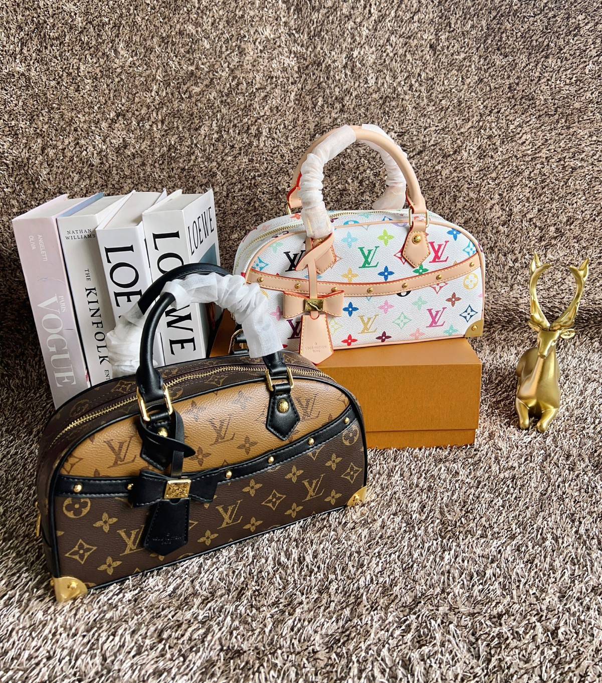 ORI หนังแท้ | LV x TM Handbag East West Murakami ซีซั่นนี้จะเป็นรุ่นไหนไปไม่ได้นอกจากรุ่นใหม่ล่าสุด พิมพ์ลายโมโนแกรมทั้งใบทรงล้ำสมัย หนังแท้นิ่มอย่างดี ประดับด้วยหมุดโลหะสีทองสุดหรูค่ะ