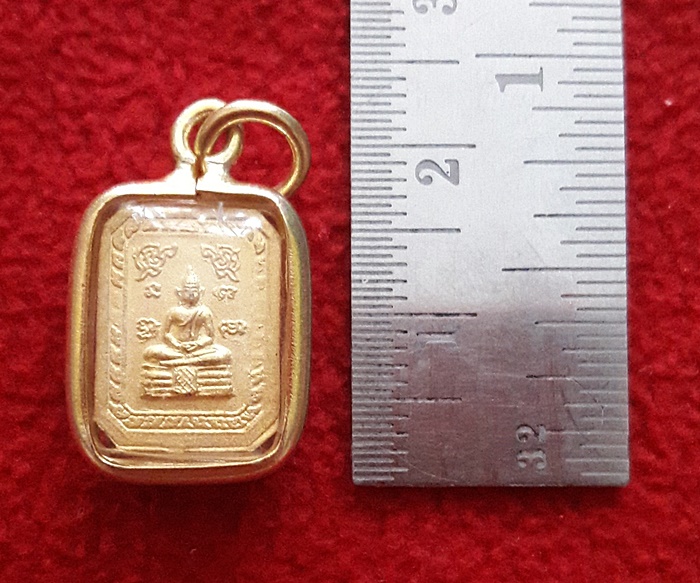 จี้เสด็จพ่อร.5เนื้อทองหลังหลวงพ่อโสธรประดับเพชรเลี่ยมทองไมครอนพร้อมใบคาถาค่ะ