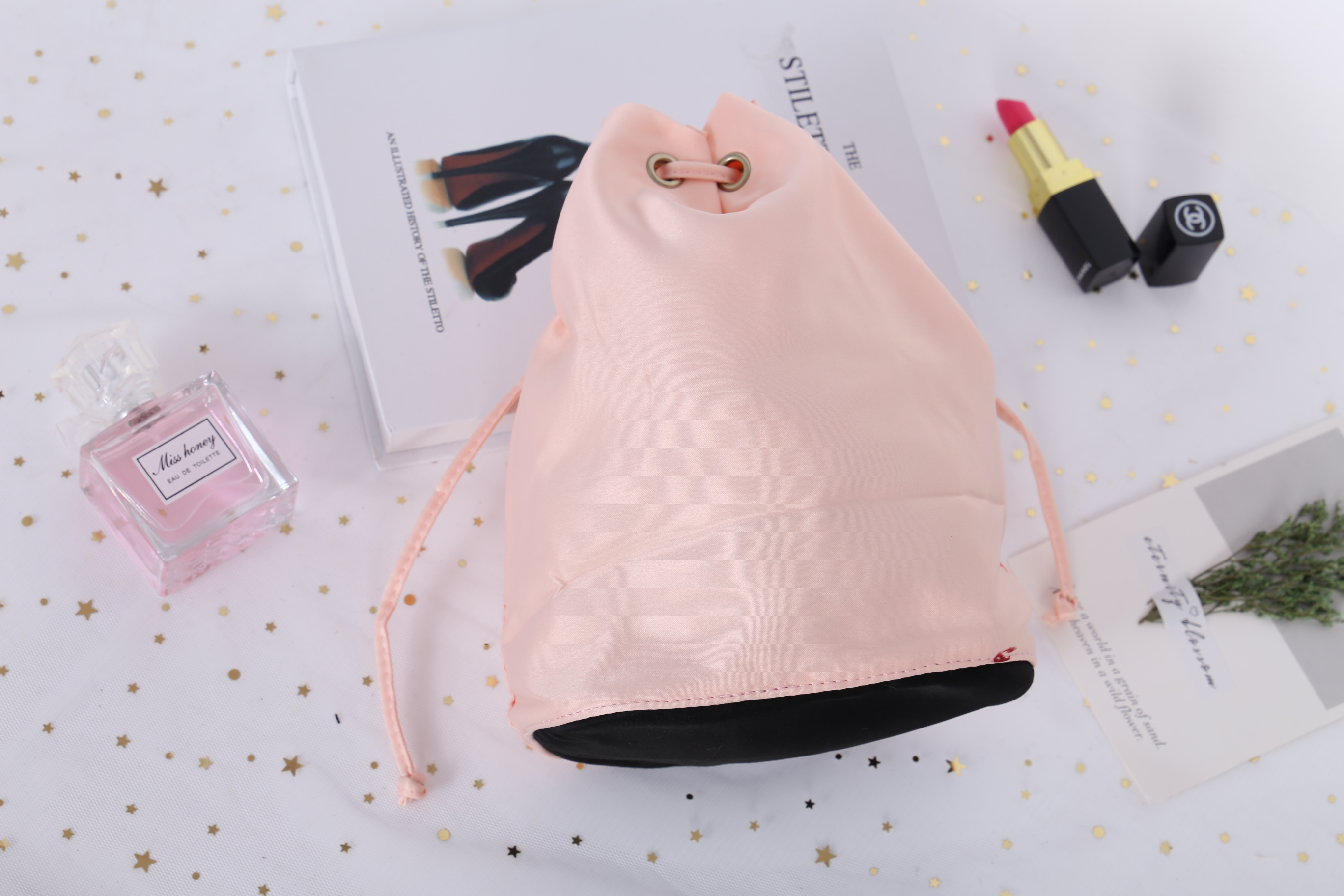 Prada Candy Satin Drawstring Bag กระเป๋าผ้าซาติน จากแบรนด์ Prada รุ่นนี้แถมมาจากน้ำหอมเค้าเตอร์แท้ 💯 ปากกระเป๋าเป็นเชือกหูรูด มีโลโก้ปราด้าติดด้านหน้า สวยงาม น่าใช้ การันตีความสวย ใช้คล้องแขน ใส่ของจุกจิกเก๋ๆค่าา
