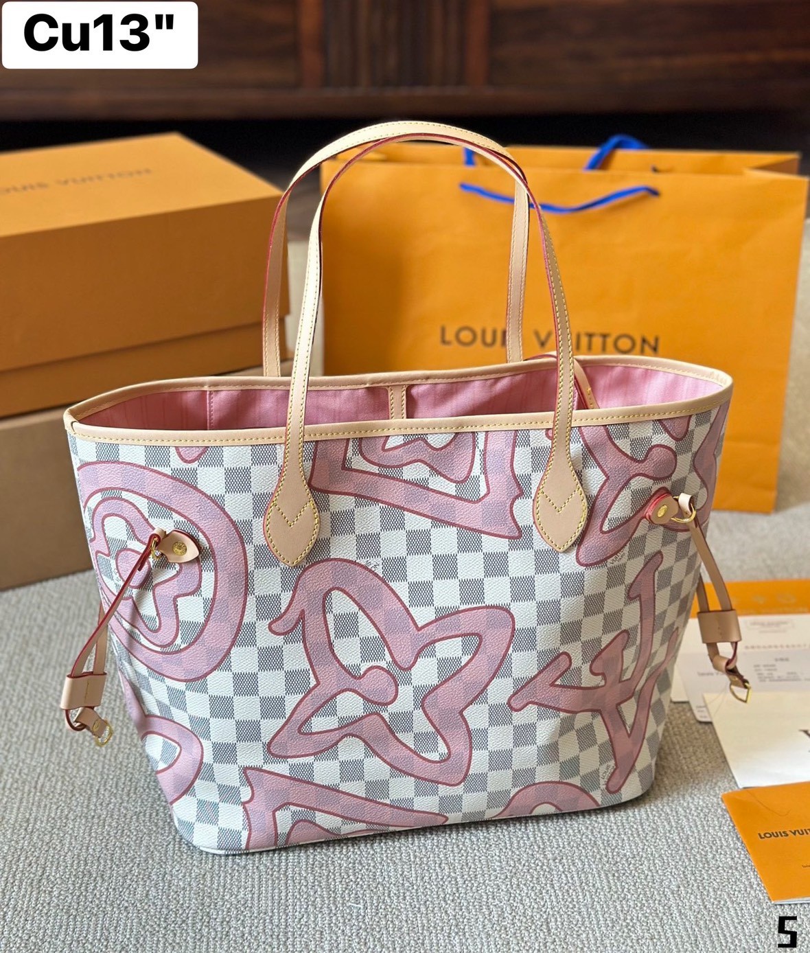 LV Neverfull MM Tahitienne Damier Azur / Capri Monogram กระเป๋าทรงโท้ทใบใหญ่ ดีไซน์ใหม่ สีสันลวดลายโดดเด่นไม่ซ้ำใคร แต่งแต้มลงบนกระเป๋าสร้างดีเทลให้ดูมีมูลค่าเพิ่มขึ้น อัพลุคได้เลย