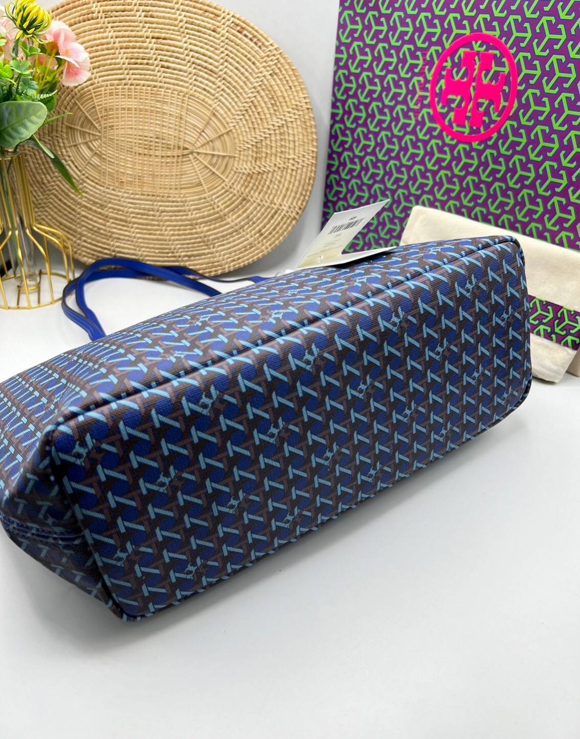 Tory Burch Ever Ready Zip Tote Small Coated Canvas / Tory Burch Geo Logo Tote กระเป๋าโท้ท พิมพ์ลายด้วยลวดลายสานตะกร้าอันเป็นเอกลักษณ์ของแบรนด์ ซึ่งได้แรงบันดาลใจจากความหลงใหลในงานจักสานของผู้ก่อตั้ง