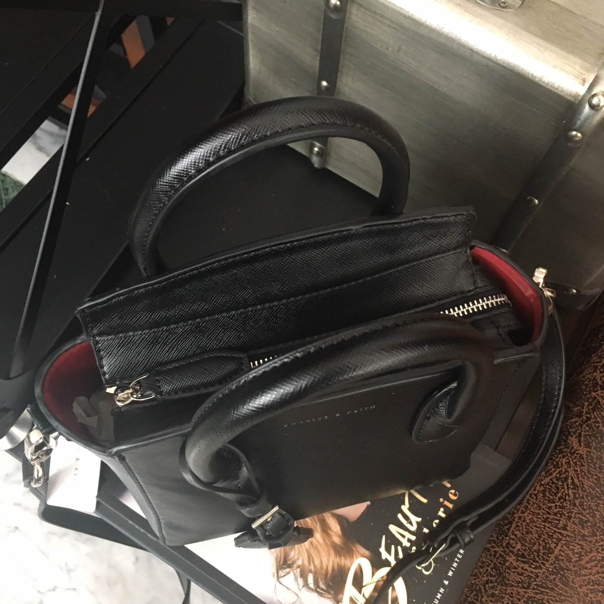 รุ่นหายาก !! กระเป๋าสะพายข้าง จากแบรนด์ Charles & Keith สวย หรูมากกกก ใบนี้ เป็นหนัง saffiano ตัดกับอะไหล่ทอง ภายในสีแดงเข้ม สวยจริงๆคะ ขนาดกำลังดีเลย ปากกระเป๋าปิดด้วยซิปอย่างดีคะ #มีถุงผ้าแบรนด์ให้คะ #มีสายยาวให้ สี ดำ คะ