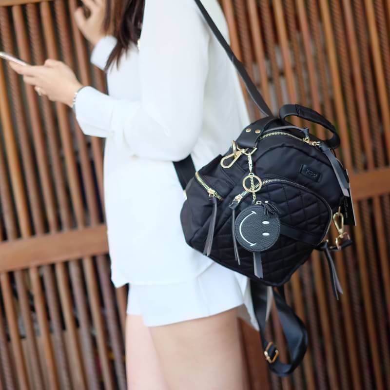 Keep Rouget Backpack กระเป๋าเป้ทรงน่ารักจากแบรนด์ ปรับสะพายได้หลายแบบ มาพร้อมพวงกุญแจ smile bag วัสดุจากผ้าไนล่อนเนื้อดี ตีลายตาราง น้ำหนักเบา ตัวกระเป๋ามีสายสั้น ให้เพิ่มอีก 1 สาย สำหรับสะพายไหล่ ขนาดกำลังดี ใส่กระเป๋าสตางค์ใบยาว, มือถือได้ทุกรุ่น มีช่อง