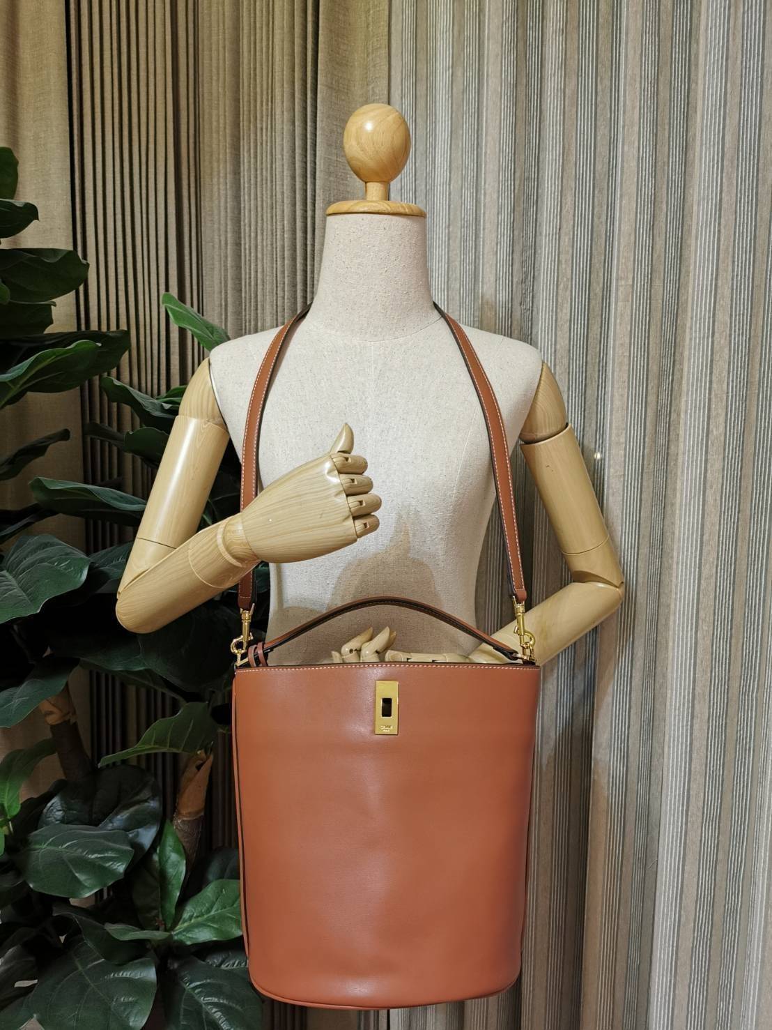 VIP 】NEW! ซื้อ1ได้ถึง2! CELINE TRIOMPHE BUCKET BAG VIP GIFT WITH PURCHASE (GWP) พรีเมี่ยมกิ๊ฟ Limited Edition จาก CELINE PERFUME DUTYFREE COUNTER วัสดุ TRIOMPHE CANVAS & CALFLEATHER ดีไซน์ทรง Bucket ใบใหญ่กำลังดี มาพร้อม Clutch ใบเล็กเข้าชุด หนังนิ่มสวยเน