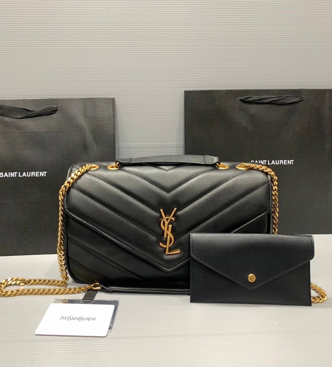 ORI | หนังแท้ 30cm YSL loulou medium in matelassé กระเป๋าสะพายทรงสวยคลาสสิค มาพร้อมใบเล็กใส่การ์ด งานหนังแท้สมผัสนุ่มมือตะเข็บเย็บลายเชฟรอนสวยเป็นเอกลัษณ์ ด้วยดีไซน์เรียบหรู ใช้ได้บ่อยไม่มีเบื่อ