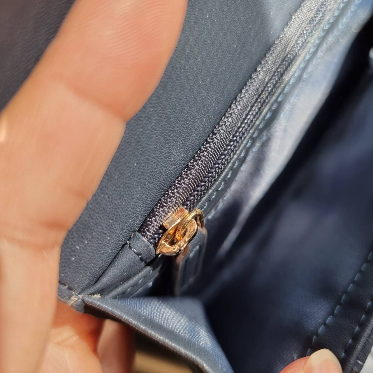 M.C.M TRIFOLD LONG WALLET IN VISETOS กระเป๋าสตางค์ใบยาว คอลเลคชั่นยอดนิยม รุ่นฝาพับ unisex ใช้ได้ทั้งหนุ่มๆและสาวๆน้า ใช้งานง่าย พกพาง่าย วัสดุหนังแคนวาสคุณภาพดี เปิด-ปิดด้วยกระดุม ภายในเป็นหนังแท้ นิ่ม สวย ใส่บัตรได้เยอะ ใส่ธนบัตรได้ทุกช