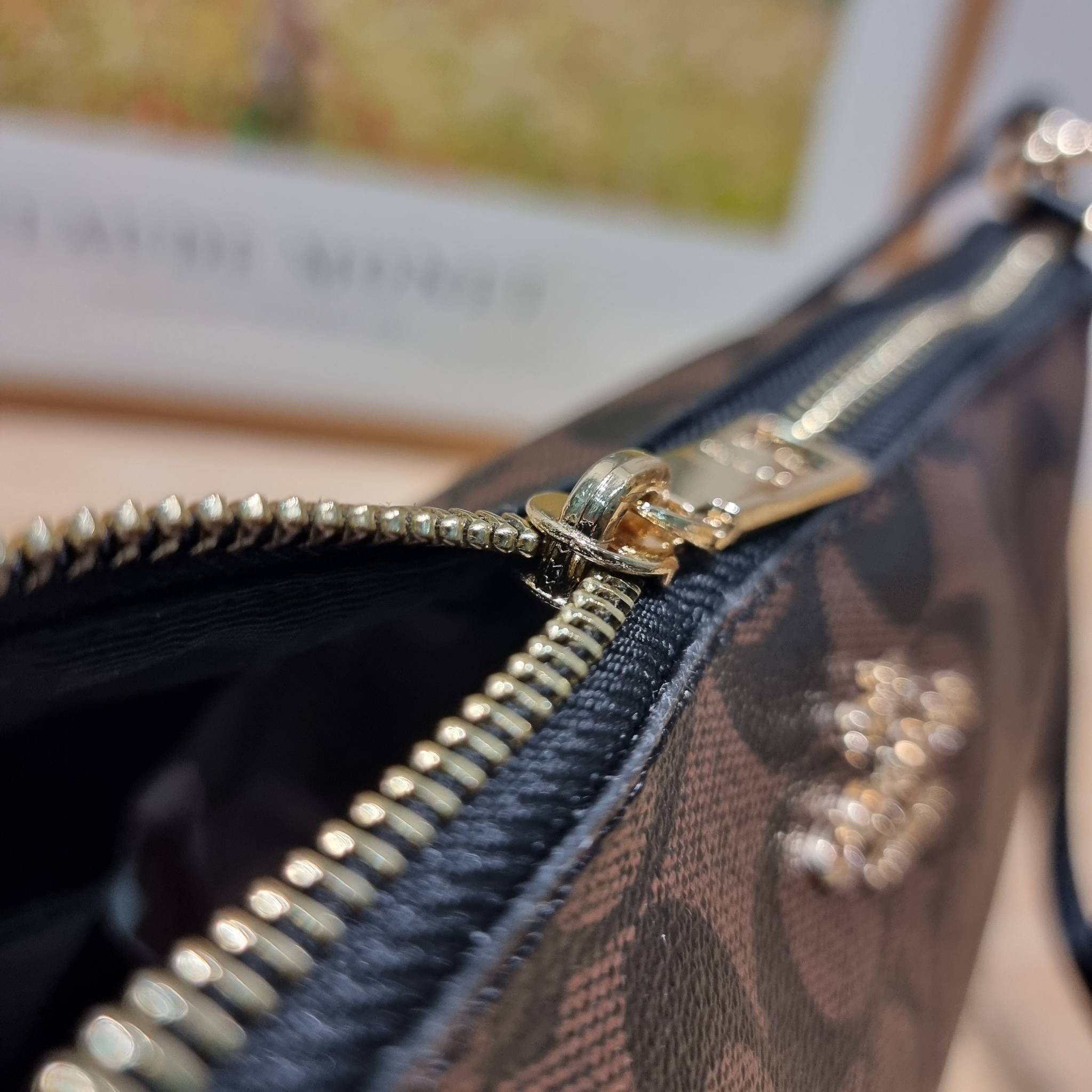 COACH TOP HANDLE POUCH F58321 พร้อมส่ง 9 สี กระเป๋าทรงพอช ยอดฮิต ยกขึ้นแท่น ด้วยดีไซน์ที่ออกมาให้ใช้งานได้ง่าย ขนาดกำลังเหมาะ