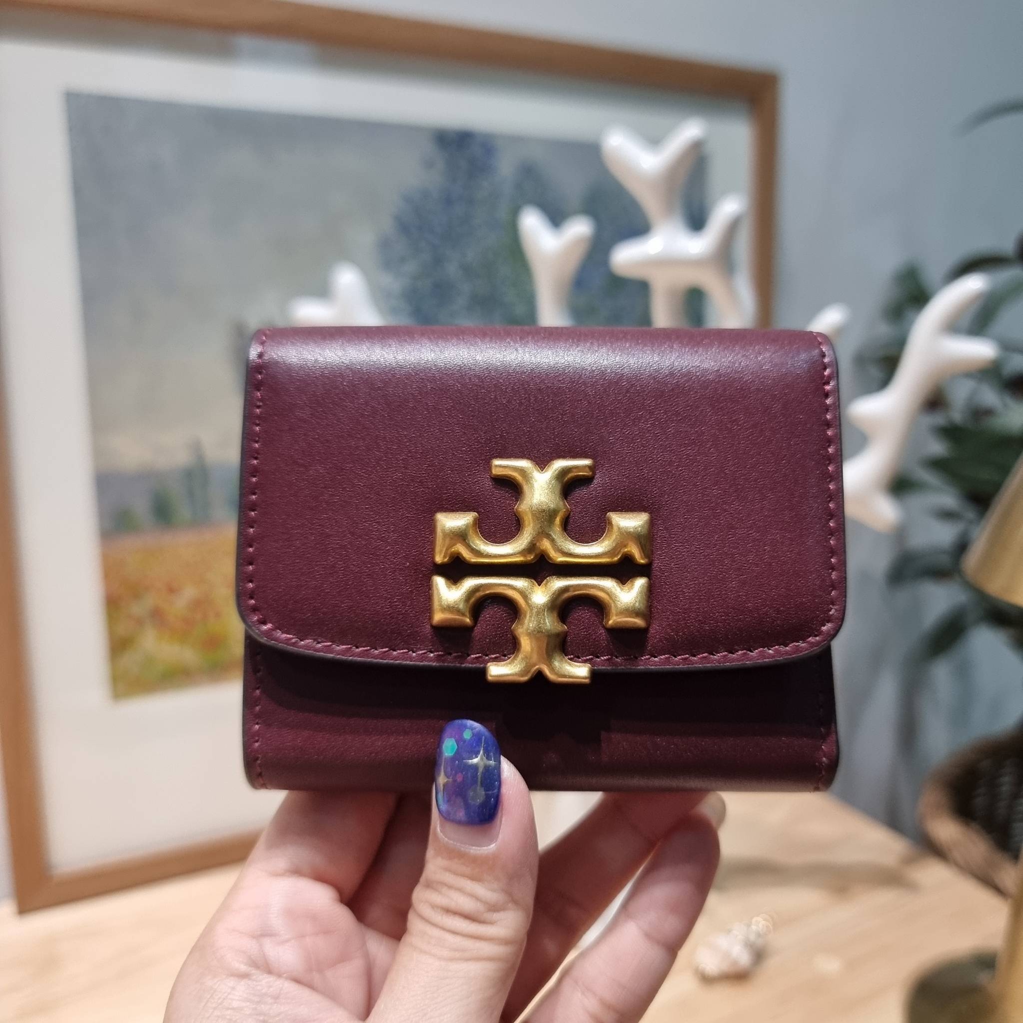Tory wallet bag / TORY BURCH ELEANOR COMPACT WALLET กระเป๋าสตางค์ใบสั้นรุ่นขายดี แบบพับ ตัวมัมตัวแม่มากๆ ดูหรูหราทุกสี ดีไซน์คลาสสิค ขนาดกำลังพอเหมาะ โดดเด่นด้วยโลโก้สีทองดูแพง