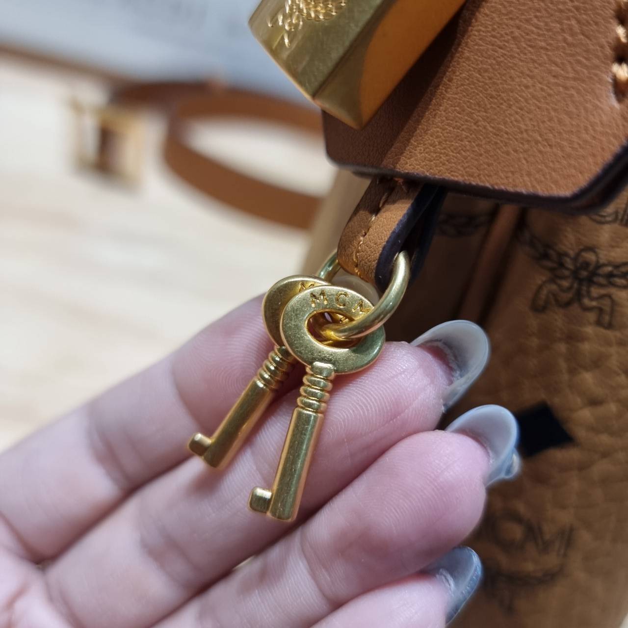 พร้อมส่ง 3 สี M.C.M AREN HOBO IN VISETOS กระเป๋าสะพายทรงโฮโบ ทรงสวยมาก เกรดท็อปออริ สลับแท้ 1:1 เกรดดีสุด ใช้ต่างประเทศได้ ขนาดกำลังดี จุของได้เยอะ ใช้งานสะดวกด้วยการรูดซิป พิเศษแถมพวงหนังและชุดกุญแจล็อคมาให้ด้วย