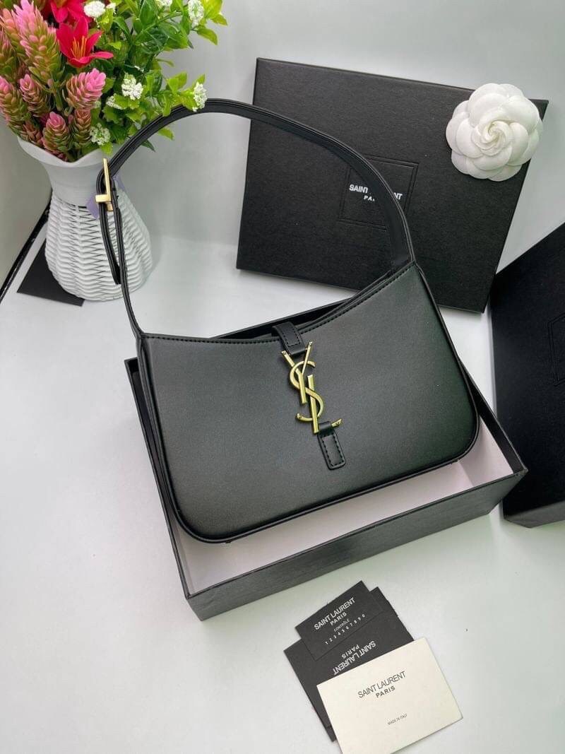 3สี VIP GIFT 】หนังแท้ Saint Laurent Le 5 à 7 Leather Hobo Bag รุ่นยอดนิยม รุ่นหายาก รุ่นที่สาวๆตามหา ใบนี้เลย!! สวยหรู กระเป๋าสะพายไหล่ ดีไซน์อยู่ทรง คลาสสิคแฝงความหรูด้วยโลโก้สีทองอร่ามโดดเด่น วัสดุหนังเรียบ สาวๆที่รออยู่ต้องรีบจัด รีบมีเป็นของตัวเองกันน