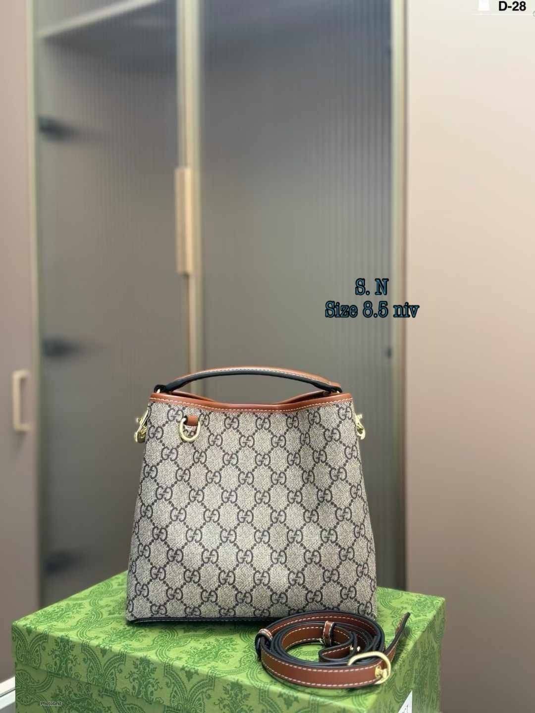 GUCCI GG Emblem mini bucket bag กระเป๋าทรงบัคเก็ตวินเทจรูปทรงใหม่ งานแบรนด์หรู รุ่นนี้ทำออกมาตอบโจทย์ความฮิตมีห่วงอยู่ด้านหน้า สำหรับห้อยตุ๊กตา พวงกุญแจ หรือจะผูกโบว์สวยๆก็เลิศ ดีไซส์สวยใช้งานง่าย ภายในโล่งกว้าง