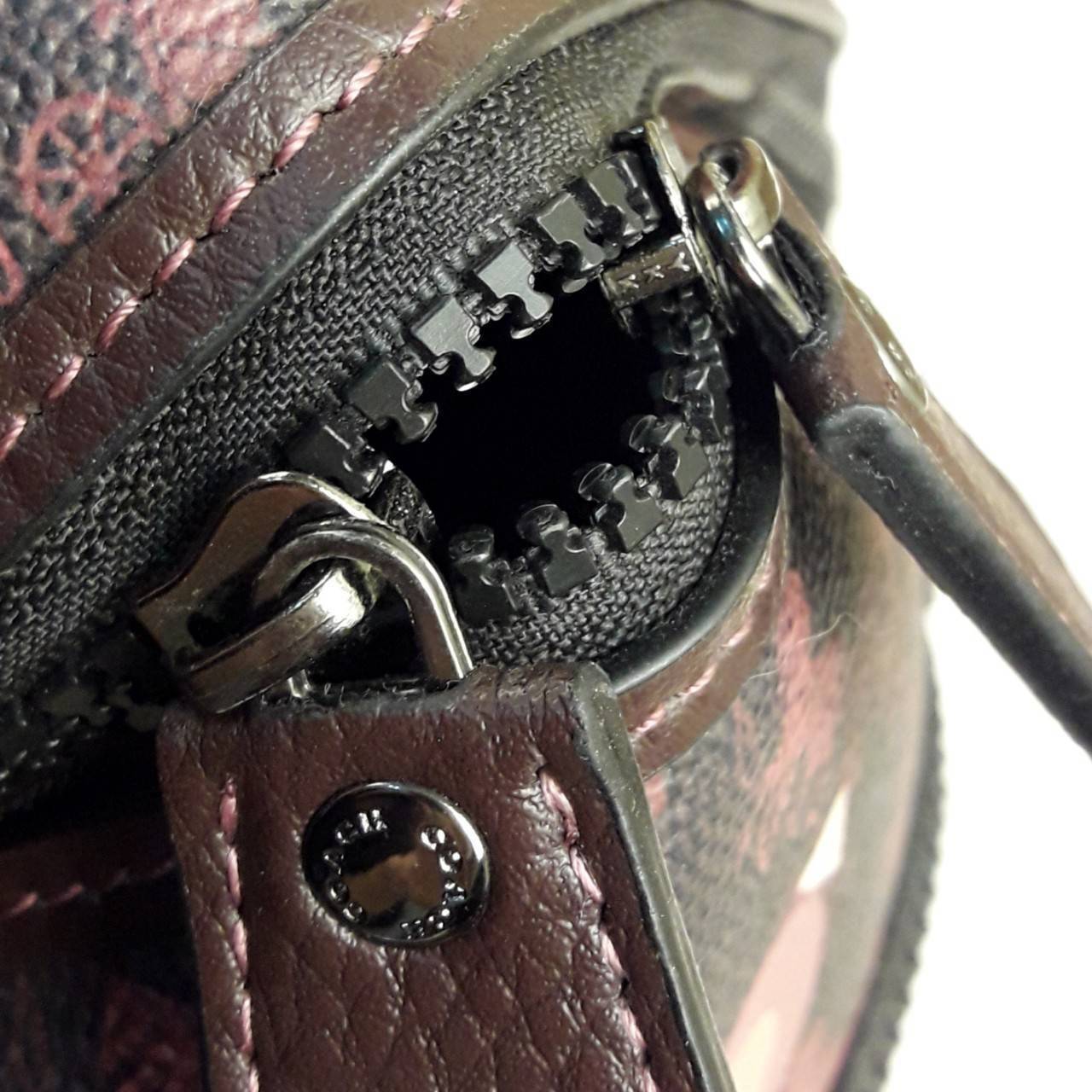 OUTLET 】COACH Barrow Backpack With Horse And Carriage Print And Hearts Oxblood (F79024) โดดเด่น ไม่จำเจ แถมใช้ดีไปอีก< 🌹สวยโดดเด่นอย่างลงตัว💃💃พลาดแล้ว พลาดเลยจ้ารอบนี้ // เป้รุ่นใหม่ canvas ผสมหนังแท้คุณภาพดี หนังนิ่มมือมากๆ ขนา