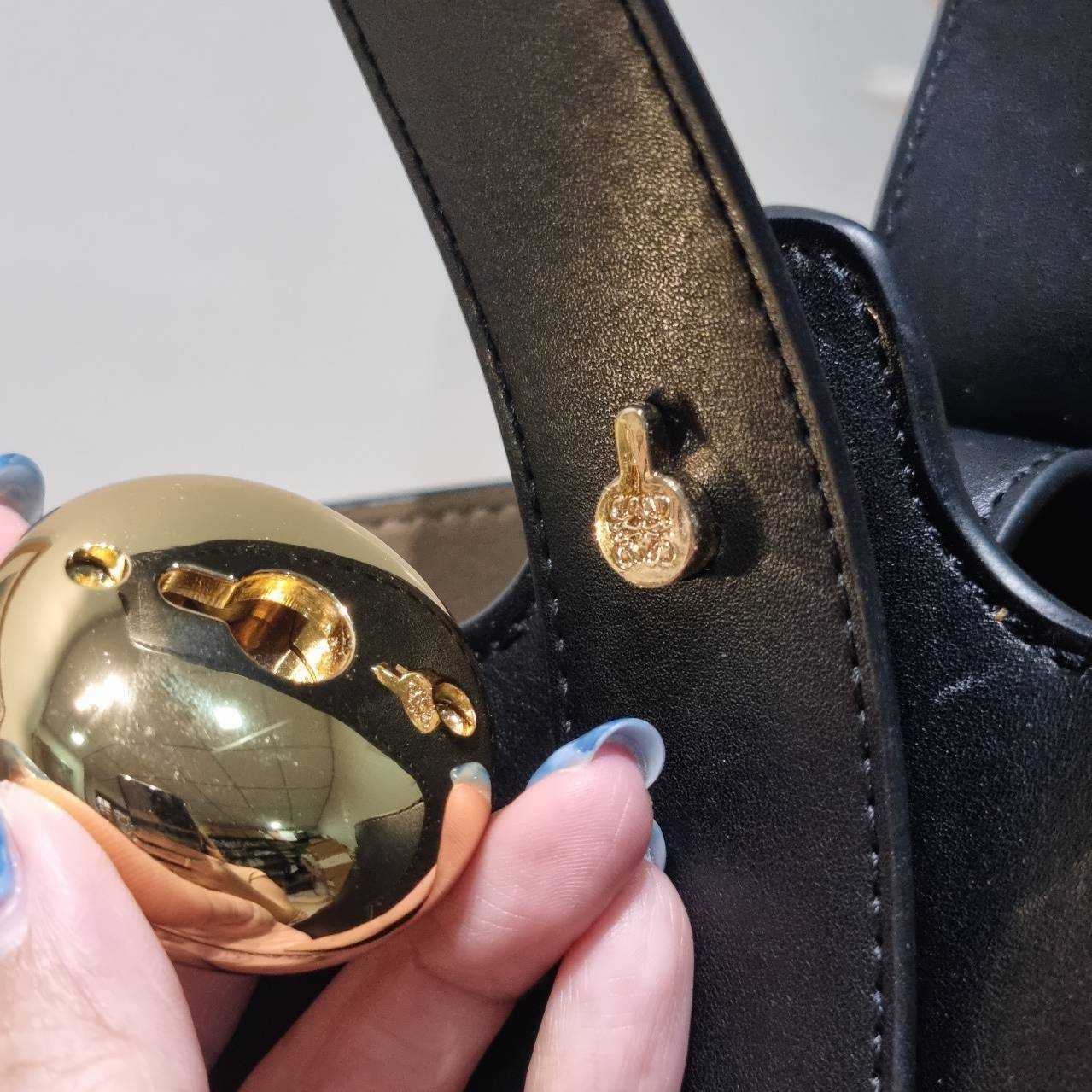 LOEWE MINI PEPBLE BUCKET IN MELLOW กระเป๋าทรงบัคเก็ต รูปทรงสวยใช้งานง่าย กิมมิคหรูหราสุดๆ