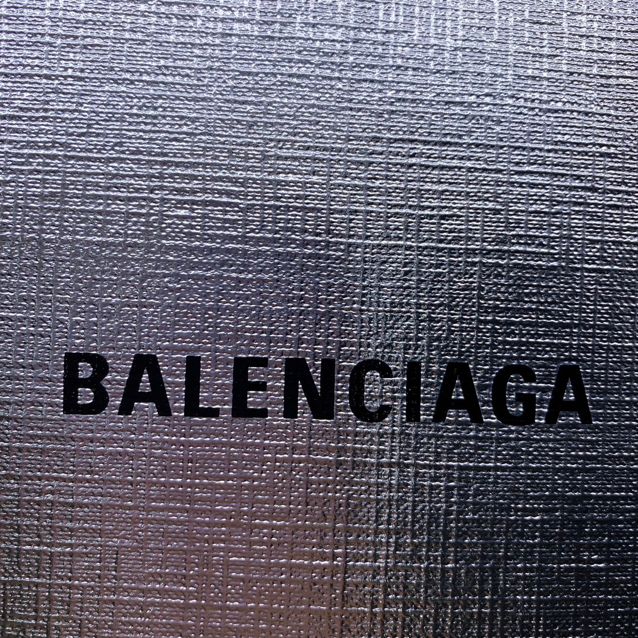 หนังแท้ BALENCIAGA Shopping Phone Pouch leather tote พกกระเป๋าช้อปปิ้งขนาดมินิ ไปทุกที่ในฤดูกาลนี้ ดีไซน์ที่ใช้ได้ทุกวันตั้งแต่หนังแบบมีเท็กซ์เจอร์ ภาพสินค้าถ่ายจากงานขายจริง ใช้งานต่างประเทศได้