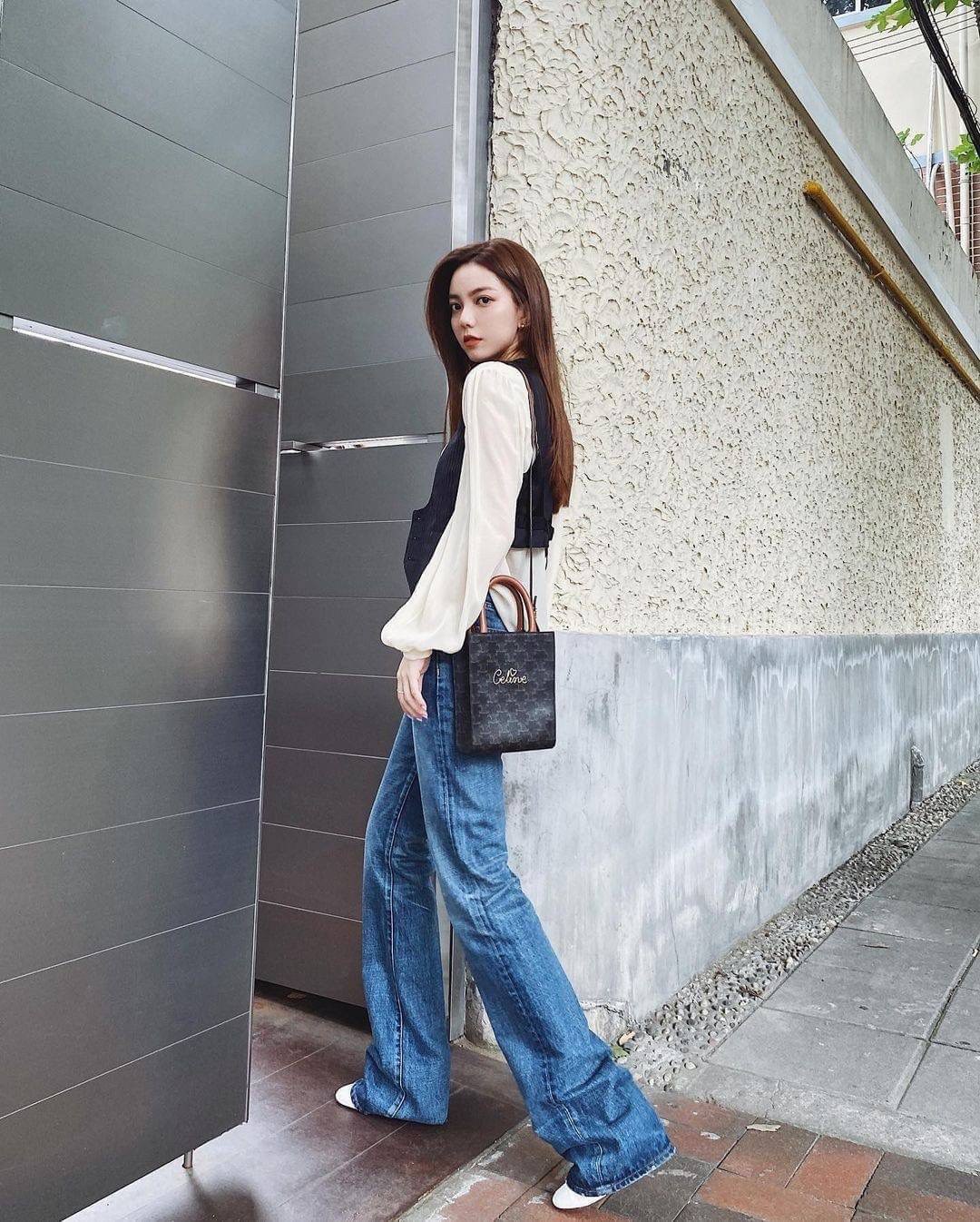 CELINE MINI HAND CARRY AND CROSSBODY BAG VIP GIFT WITH PURCHASE (GWP) พรีเมี่ยมกิ๊ฟ Limited จาก CELINE HAUTE PARFUME DUTYFREE COUNTER วัสดุ COATED CANVAS ดีไซน์ทรงเหลี่ยมสวยหรูสุดคลาสสิคในสไตล์สาว Lisa