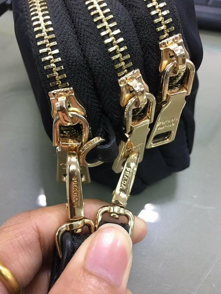 Prada 3 zipper mini crossbody bag งาน premium gift จาก counter ต่างประเทศค่ะ วัสดุ ผ้า nylon ตามแบบฉบับของแบรนด์เลย มาพร้อมกับสาย 2 เส้น มีสายหนังคล้องข้อมมือ และสายยาวสำหรับสะพายไหล่ หรือ crossbody ค่ะ ขนาดกำลังน่ารัก อะไหล่ทองดูหรู ภายใน มีช่องซิปแบ่ง 3