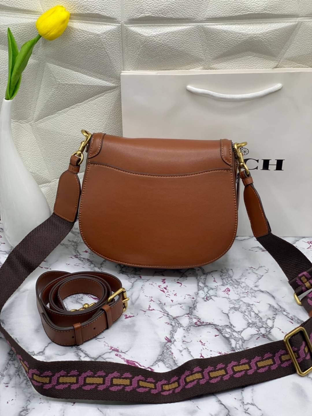 Coach Printed Coated Canvas And Glovetaanned เข้าเพิ่ม 4 แบบ มี 2สาย สายหนังและสายสปอร์ต สุดคุ้มเลยค่าา พร้อมส่งที่ไทยอีกครั้ง ฮอตฮิตไม่เลิกค่ะ ถามหากันเยอะมาก! กระเป๋าสะพายครอสบอดี้ร์ วัสดุหนังแท้ชั้นดีที่สุด! หนังสวย บวกกับอะไหล่แบรนด์ที่ดูเด่นคลาสสิคตร