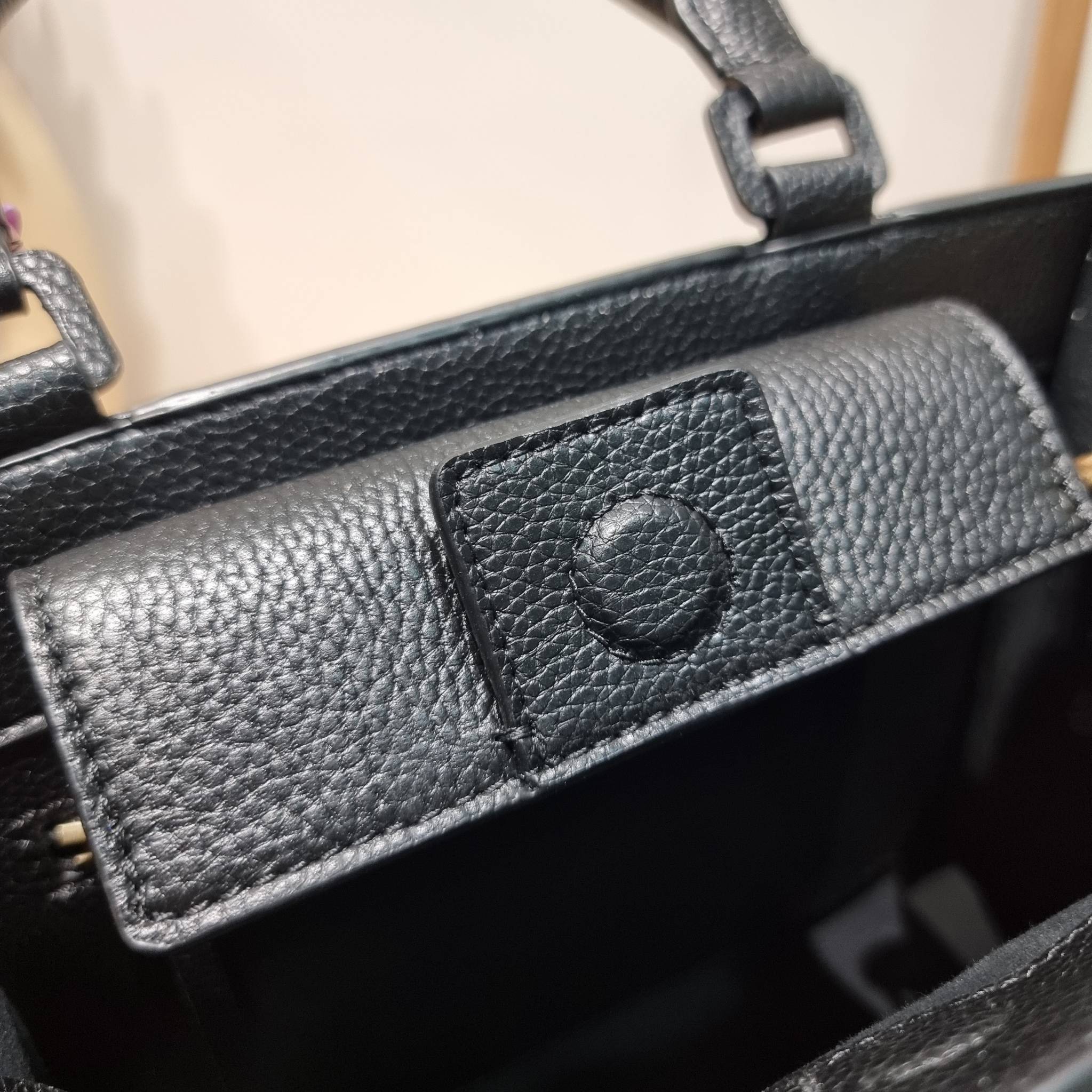 TORY BURCH MILLER TOP HANDLE SATCHEL ใหม่ล่าสุด กับกระเป๋าสะพายรุ่นยอดนิยม ที่มาในดีไซน์ top handle ให้สะดวกใช้ได้มากขึ้นด้วยหูจับในตัว โดดเด่นด้วยโลโก้สีทอง