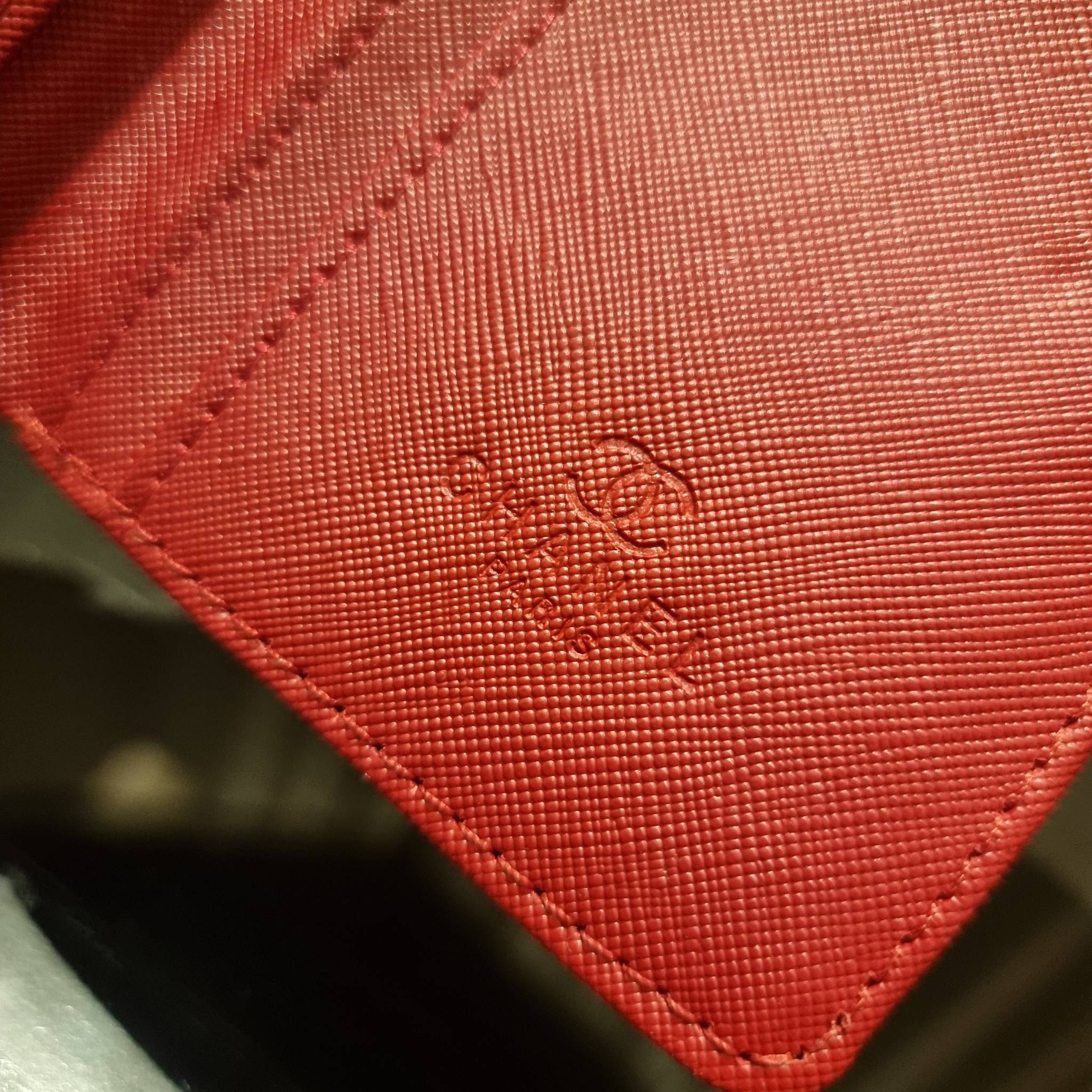 VIP 】หรูสุด ไม่ต้องพูดเยอะ!! HOT ITEM!! กระเป๋าสตางค์ใบกลางขนาดเหมาะมือ ดีไซน์ลุคผู้ดี สวยคลาสสิคจาก Chanel premium for gift วัสดุหนังลายคาร์เวีย ใช้งานง่าย เปิด-ปิดด้วยกระดุมแม่เหล็ก และซิปรูดช่องสำหรับใส่เหรียญ สะดวกมากๆ ภายในกระเป๋ามีช่องใส่บัตร ใส่ธนบ