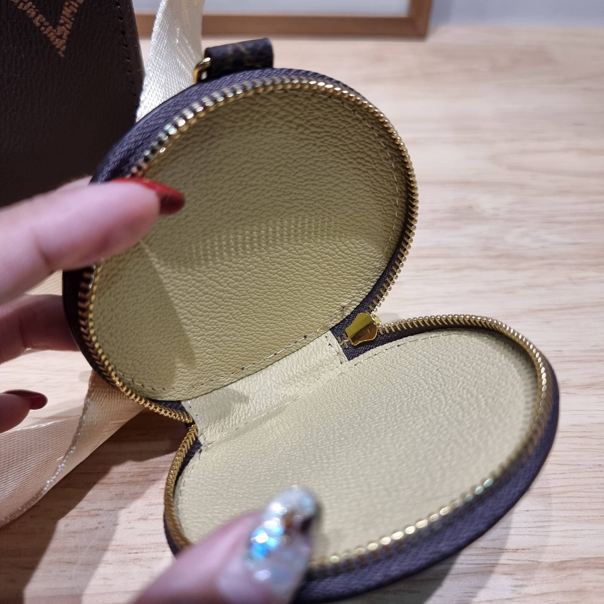 LV OnTheGo PM monogram tote bag / LV Tote Bag กระเป๋าทรงโท้ทที่ใครเห็นต้องเป็นคลั่งรัก ยอดฮิต คลาสสิค ผู้ดี หรูหราได้ทุกลุค ทุกสไตล์ มาพร้อมหูจับในตัว คล้องแขนก็ดูแพง หรือจะเกี่ยวสายครอสสะพายก็อัพลุคได้เลย