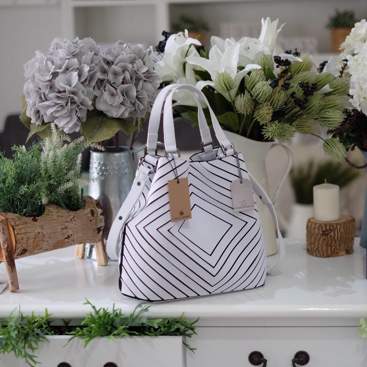 ลายใหม่ Square shape ลาย Limited edition หายาก สวย modern มากค่า 👍ปรับทรงได้ 2 แบบ น่ารักมาก สี Rose morning // Light grey สวยเข้ากับชุดง่ายมาก 💥💥น้ำหนักเบาเพียงแค่ 3.5 ขีดเท่านั้น !!!! 📌📌กระเป๋า จากแบรนด์ David Jon