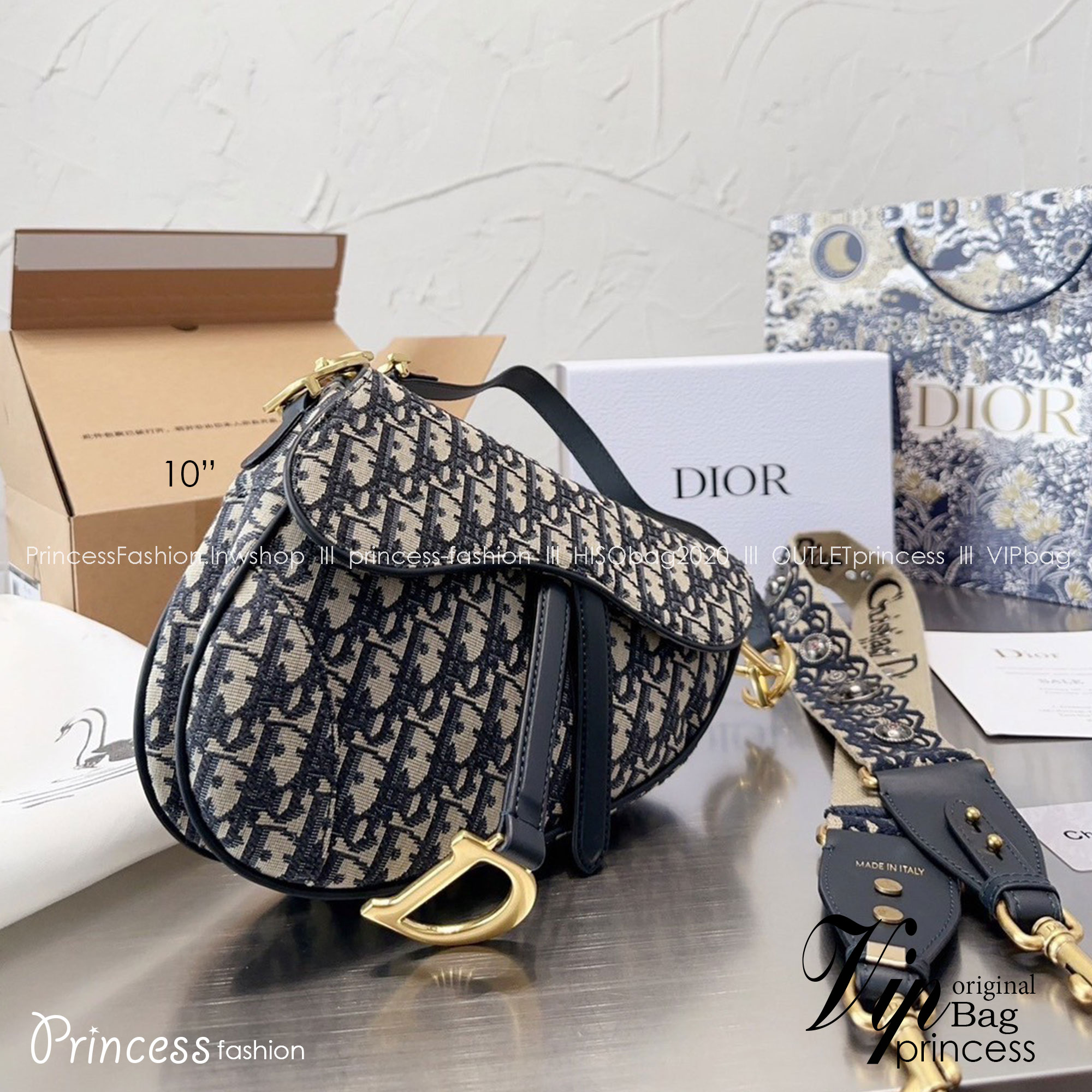 DIOR Saddle Bag with Strap 10" **รอบราคาพิเศษ** มาพร้อมสายครอสบอดี้สุดคุ้ม ไม่ได้รอบนี้คือพลาดน้า (ปกติสายยาวขายแยกนะคะ) กระเป๋ารุ่นยอดนิยม งานผ้าแจ็คการ์ดลาย Oblique ลูกเล่นห้อยด้วยตัวอักษร D ตรงหูหิ้วมีกิมมิค CD สีทอง