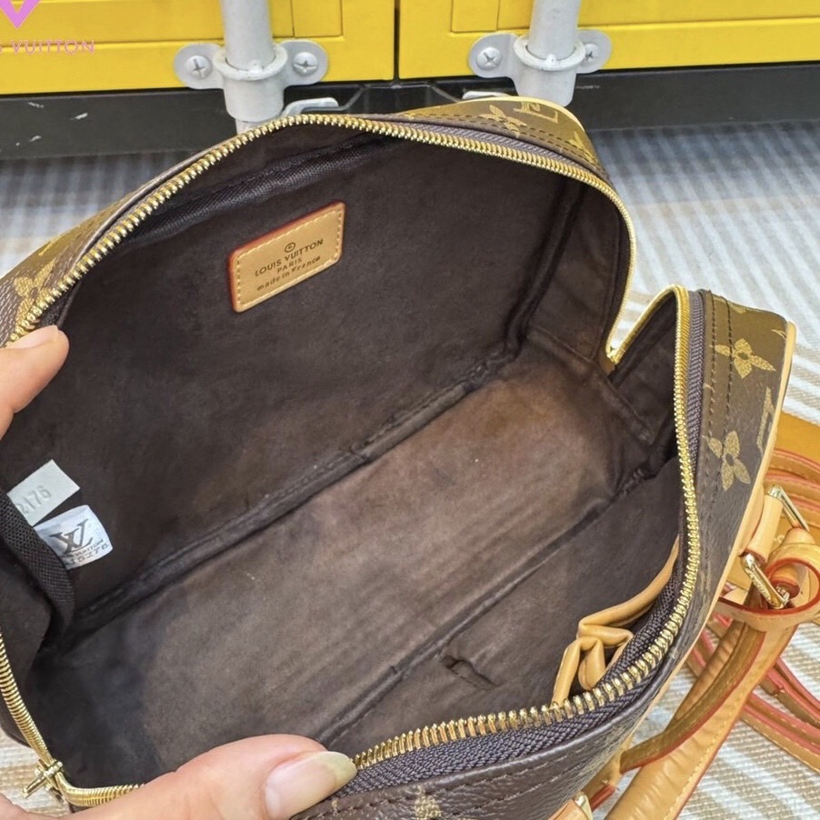 LV Monogram Trouville Handbag กระเป๋าสะพายดีไซน์คลาสสิควินเทจ รูปทรงใช้งานง่ายสะดวกคล่องตัว เรียบง่าย หรู ดูผู้ดี ปากกระเป๋ามีซิปเปิดปิด ภายในโล่งกว้าง พร้อมเสิร์ฟให้ในราคาน่ารักๆ