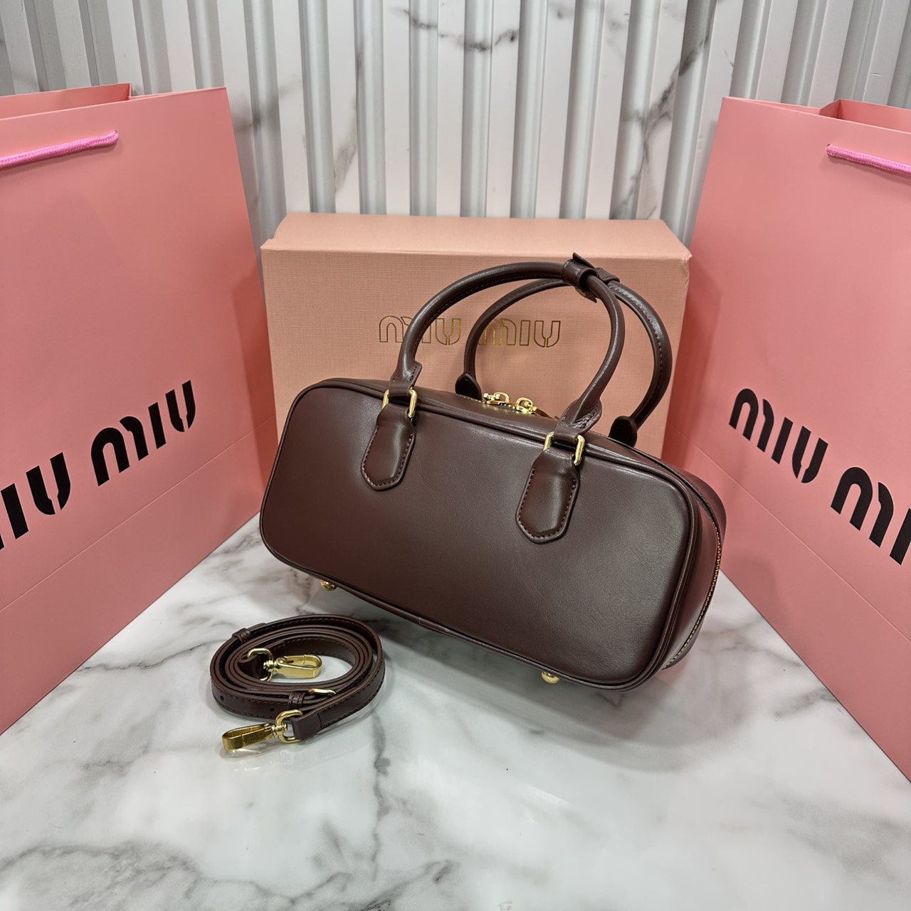 ORI หนังแท้ | MIU MIU Arcadie leather bag Large 27cm กระเป๋าสะพายทรงโฮโบใบใหญ่ ลุคลูกคุณหรูหราน่ารักๆเก๋ๆ สวยดูแพง หูจับในตัวง่ายและสะดวกพกพา มาพร้อมสายสะพายข้างภายในโล่งกว้างมาก