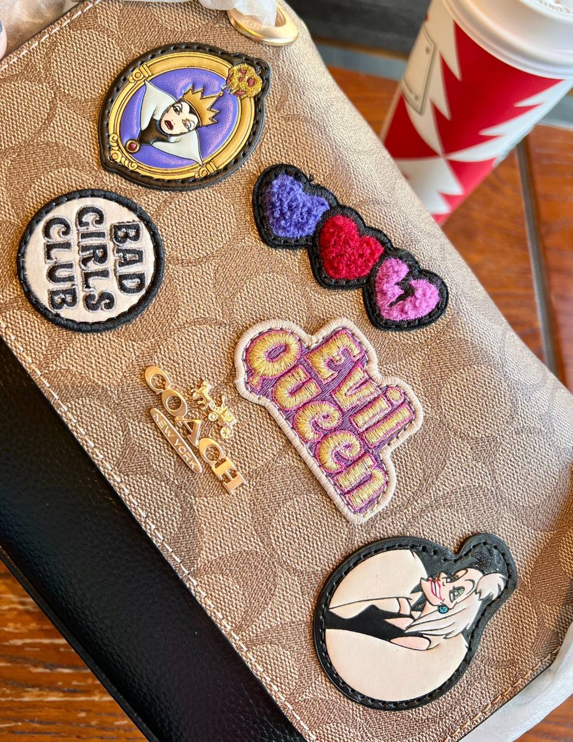 Coach Disney X Coach Klare Crossbody 25 In Signature Canvas With Patches((CC152)) พร้อมส่งก่อนใคร! เริ่ดๆ ชิคๆ กันก่อนค่ะ กับกระเป๋าสะพายแบบครอสบอดี้ร์หรือทบสายคู่ใช้งานแบบหิ้วหรือคล้องไหล่ได้ ✔️หนังแท้อย่างดีสวยมากๆค่ะ