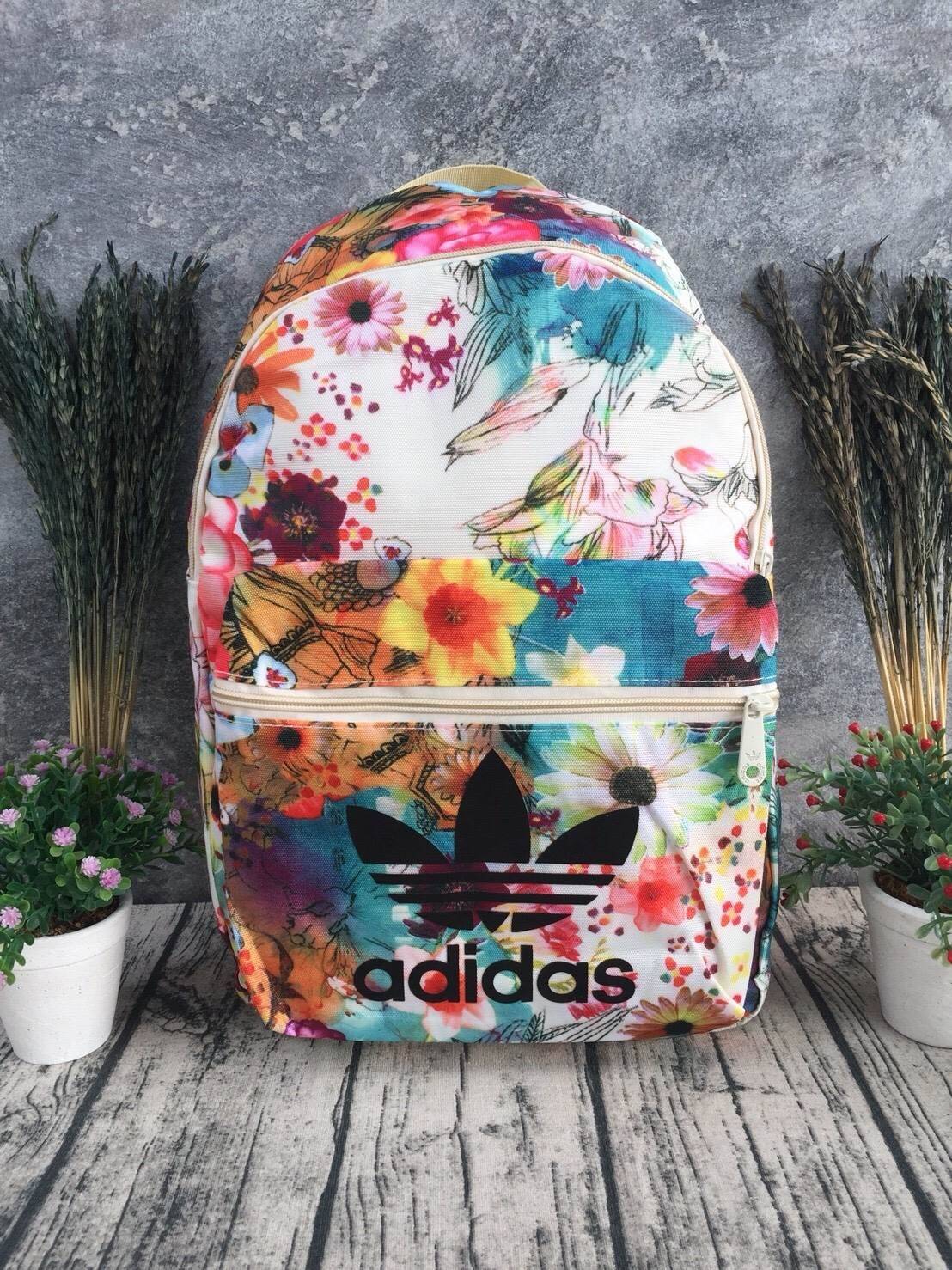 ADIDAS WOMEN ORIGINALS CROCHITA CLASSIC BACKPACK กระเป๋าเป้ แบบใหม่ล่าสุด พิมพ์ลายคลาสสิค ใช้เป็นกระเป๋านักเรียน หรือเป้กีฬาได้ ช่องใส่ของใหญ่แยกช่องสำหรับใส่หนังสือ และมีช่องหน้าใส่ของจุกจิก รูปแบบสวยทันสมัย ใช้ได้ทั้งชาย-หญิง วัสดุคุณภาพดี กันน้ำได้