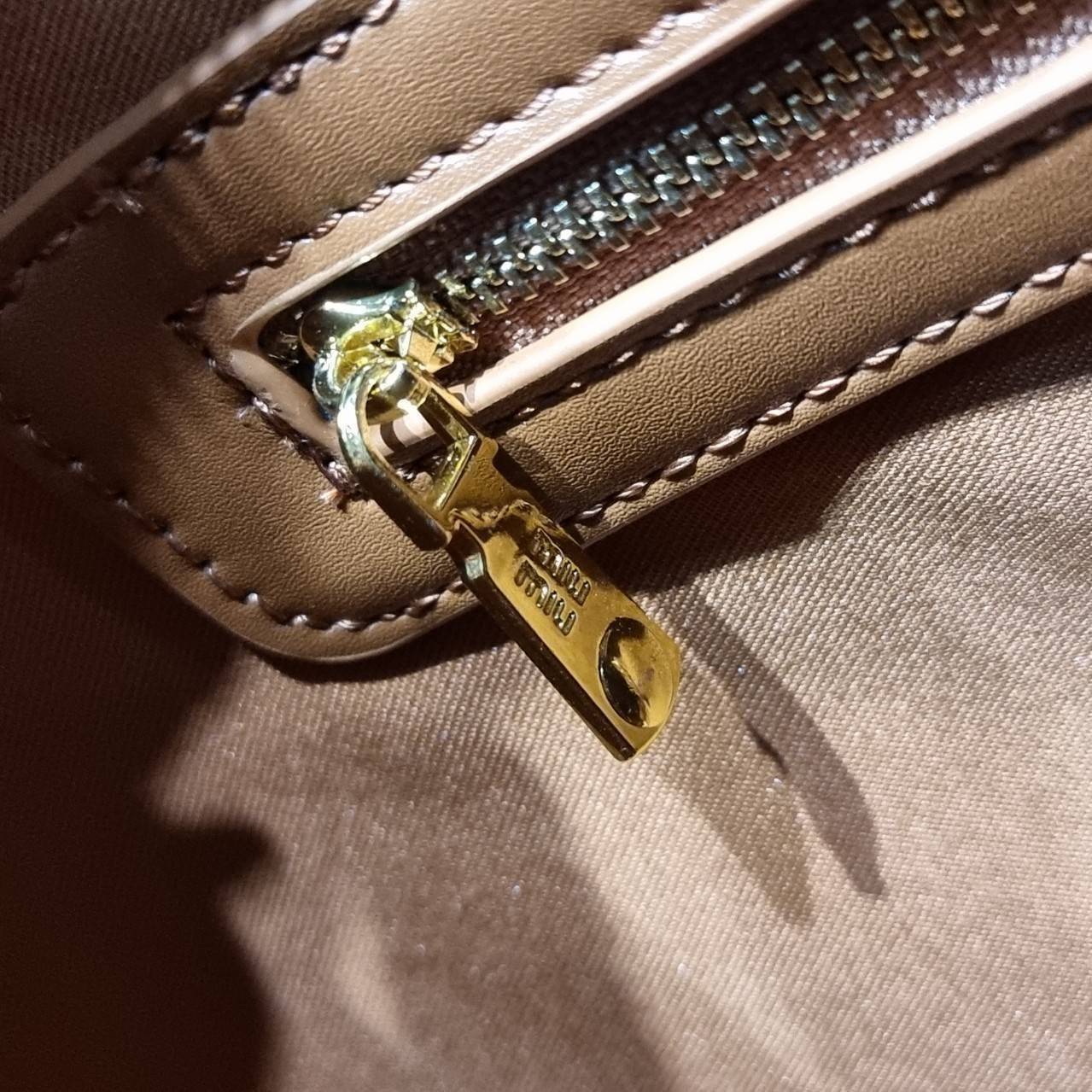 MIU MIU LEATHER BEAU BAG กระเป๋าถือรุ่นสุดจึ้ง ที่ไม่มีตอนนี้คือพลาด ดีไซน์เรียบแต่มากมีอยู่จริง สวยดูแพง หูจับในตัวง่ายและสะดวกพกพา เพียงแค่คล้องไหล่ ขนาดใหญ่จุของได้แบบสบายๆ