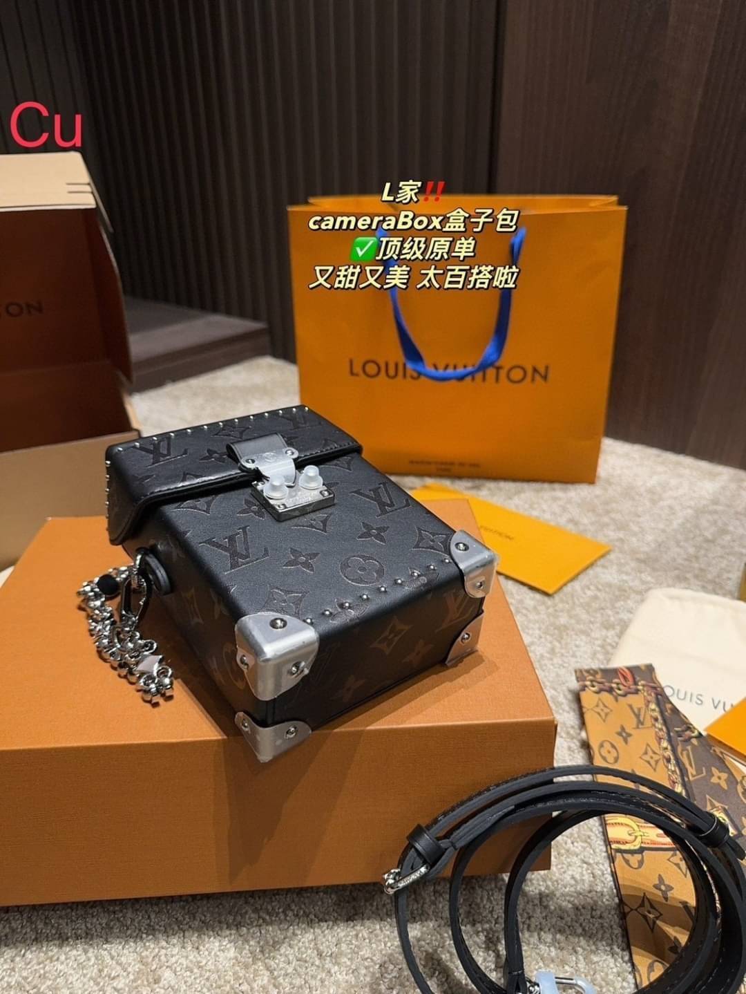 LV Camera Box Leather Bag กระเป๋าทรงกล้องสีดำคลุมโทนสวยคลาสสิก ปั้มลาย Monogram Flower ให้กลิ่นอาย edgy สไตล์ร็อกแอนด์โรล ไอเท็มหรูหราย้อนยุค ผสมผสานความทันสมัย