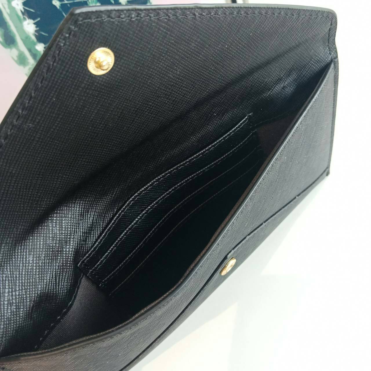 กระเป๋าสตางค์ยาว **ทรงหรู จากงานพรีเมี่ยมกิ้ฟ จากเคาเตอร์ต่างประเทศ จากแบรนด์ PRADA ลายหนัง saffiano ของแท้ 100% เปิดปิดฝาพับ มีช่องใหญ่1ช่อง ช่องใส่บัตร 3 ช่อง ใส่ได้ถึงแบงค์พัน หรือจะใส่มือถือได้ถึง Iphone+ และช่องซิปใส่ของจุกจิกด้านหลังน้ำหนักเบา จับถน