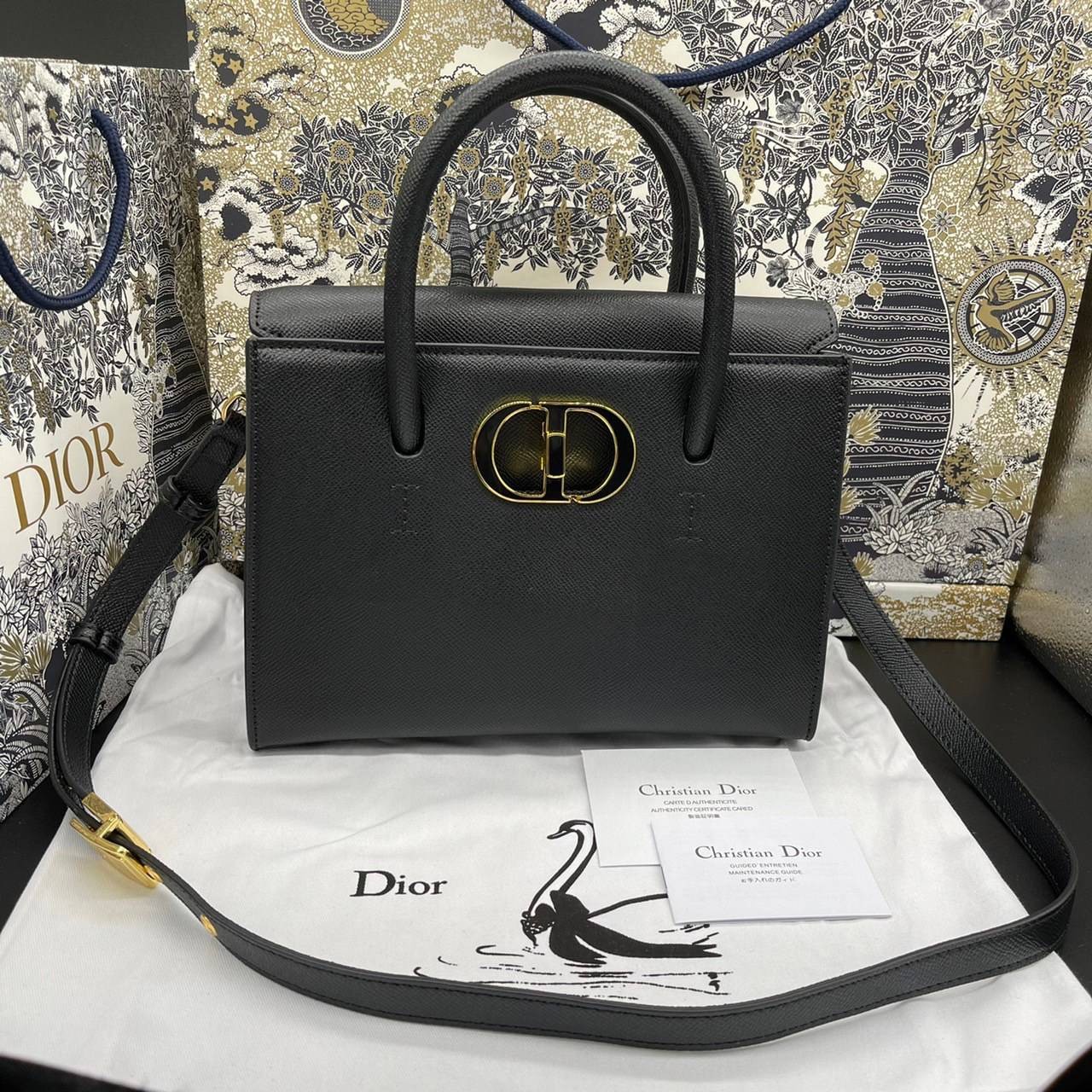 หนังแท้ DIOR Medium ST Honore Tote Collection Fall/Winter 2020-2021 มาในรูปแบบกระเป๋าทรงสี่เหลี่ยมที่ได้มาตรฐาน ทำจากหนังลูกวัว (Calfskin) ลายเกรน ซึ่งสื่อถึงความหรูหราได้อย่างลงตัว ตัวด้ามจับ มีการเย็บเข้าด้านในของกระเป๋าเพื่อเพิ่มความแข็งแรงทนทาน ด้านหน