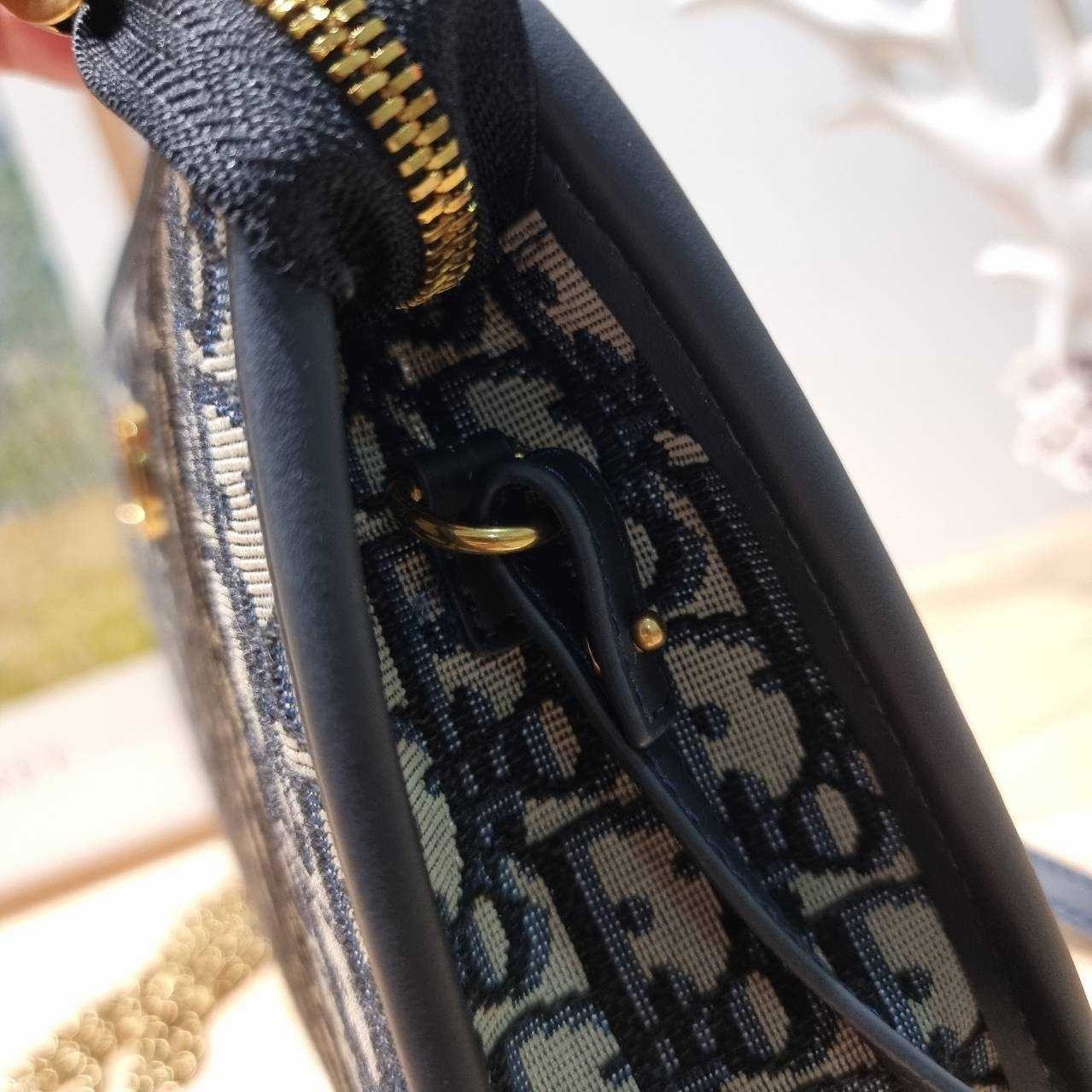 CD 30 MONTAIGNE DEA POUCH Dior Oblique กระเป๋าทรงพอชสุดชิค ที่มีทั้งความหรูหราและสปอร์ตในตัว พกพาง่าย ใช้งานสะดวก