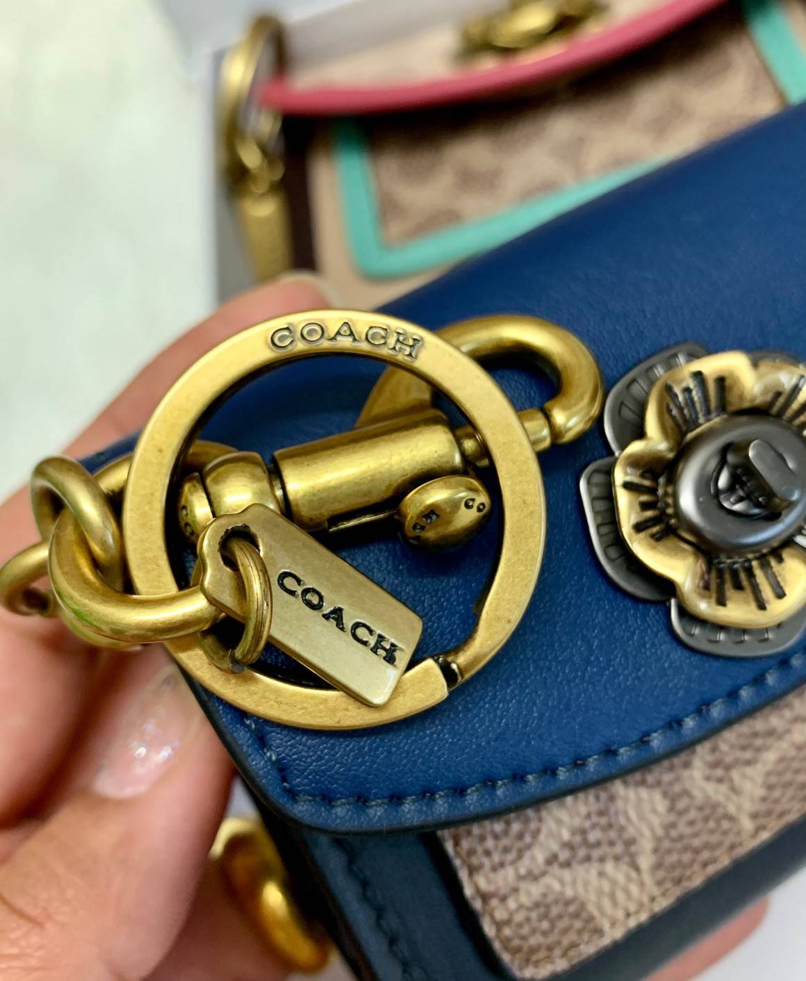 พวงกุญแจสวยๆ ไว้คล้องกระเป๋าใบสวยยกันค๊าา😘 COACH PARKER CHARM COLORBLOCK SIGNATURE ✔️พวงกุญแจจากแบรนด์ Coach สินค้าจำนวนจำกัดนะคะ❗️ ✔️สามารถใช้เป็นพวงกุญแจ//หรือใส่เหรียญด้านในกระเป๋าได้ค่ะ//เปิดปิดแบบกระดุมนะคะ
