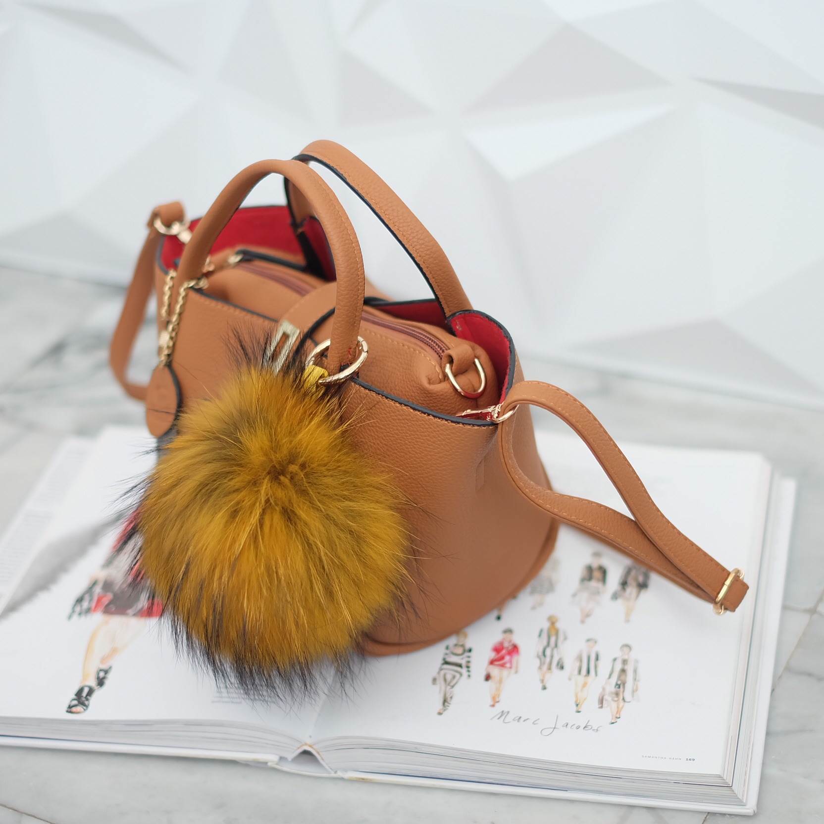 โฉมใหม่ ไฉไลกว่าเดิม 🌈everyday keep handbag 👑สวย หรู เวอร์วัง อีกแล้วค่า 👍 กระเป๋า ถือ//สะพายข้าง หนังสวยๆ มาพร้อมพวงกุญแจ ปอมปอม ฟรุ้งฟริ้ง ขนเฟอร์แท้ ยิ่งใช้ยิ่งฟูสวย น่ารักมาก เข้ากับกระเป๋าคะอย่างดี กระเป๋า เนื้อนิ่มหนา อยู่ทรง