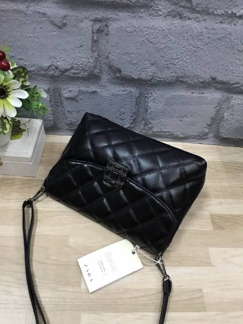 ZARA CROSSBODY BAG กระเป๋าสะพายข้างหนังนิ่ม look like chanel เย็บลายตารางรอบใบ มีตัวล้อค2ชั้น ทั้งกระดุมแม่เหล็กและซิปเดียวด้านใน ฐานกว้างตั้งอยู่ทรง ภายในมีช่องซิปเล็กและช่องใส่มือถือ สามราถใส่มินิไอแพค กระเป๋าสตางค์ทรงยาวได้ มาพร้อมสายสะพาย ถอดและสามารถ