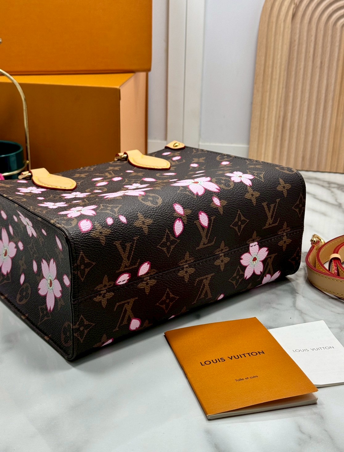 TOP ORI หนังแท้ | เกรดดีสุด LV x TM - OnTheGo Cherry Blossom PM bag กระเป๋าทรงโท้ทที่ใครเห็นต้องเป็นคลั่งรัก ปรับลุคให้มีชีวิตชีวาด้วยลายดอกไม้เชอรี่บลอสซั่ม คอลใหม่สุดเอ็กซ์คลูซีฟ