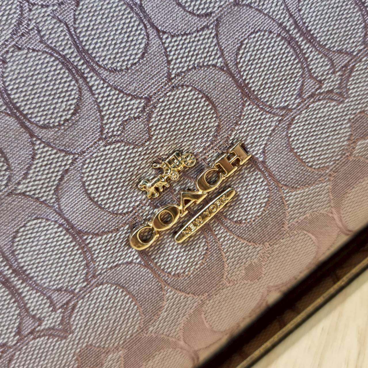 ORI หนังแท้ | Coach Laurel Signature shoulder bag กระเป๋าสะพายทรงโท้ท มาใหม่ในโทนสีน่ารักสุดจะคิวท์ มีให้ทั้งสายคล้องไหล่ และสายสะพายข้าง ใช้แมทช์ได้กับทุกลุคทุกสไตล์ ภายในเป็นช่องโล่ง มีซิปและช่องย่อย จุของได้เยอะกว่าที่เห็นมากๆ